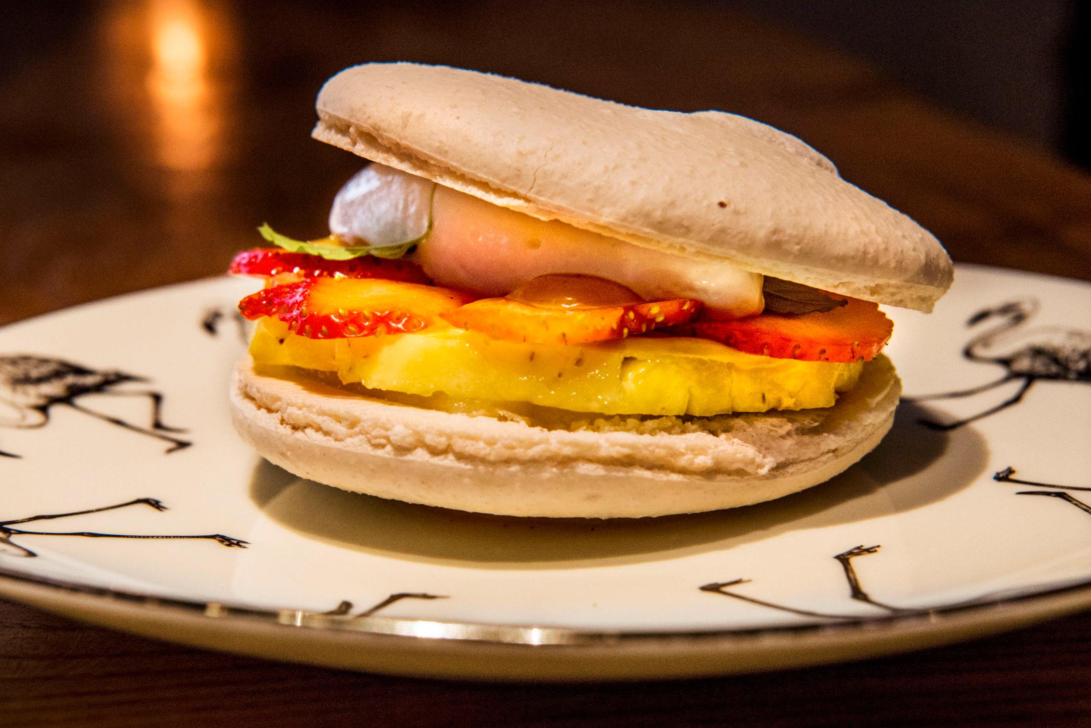 DESSERT: Pina colada-sandwich, mandelmarengs, ananas, salt karamell, jordbær og kokos-is Foto: Helge Mikalsen/VG