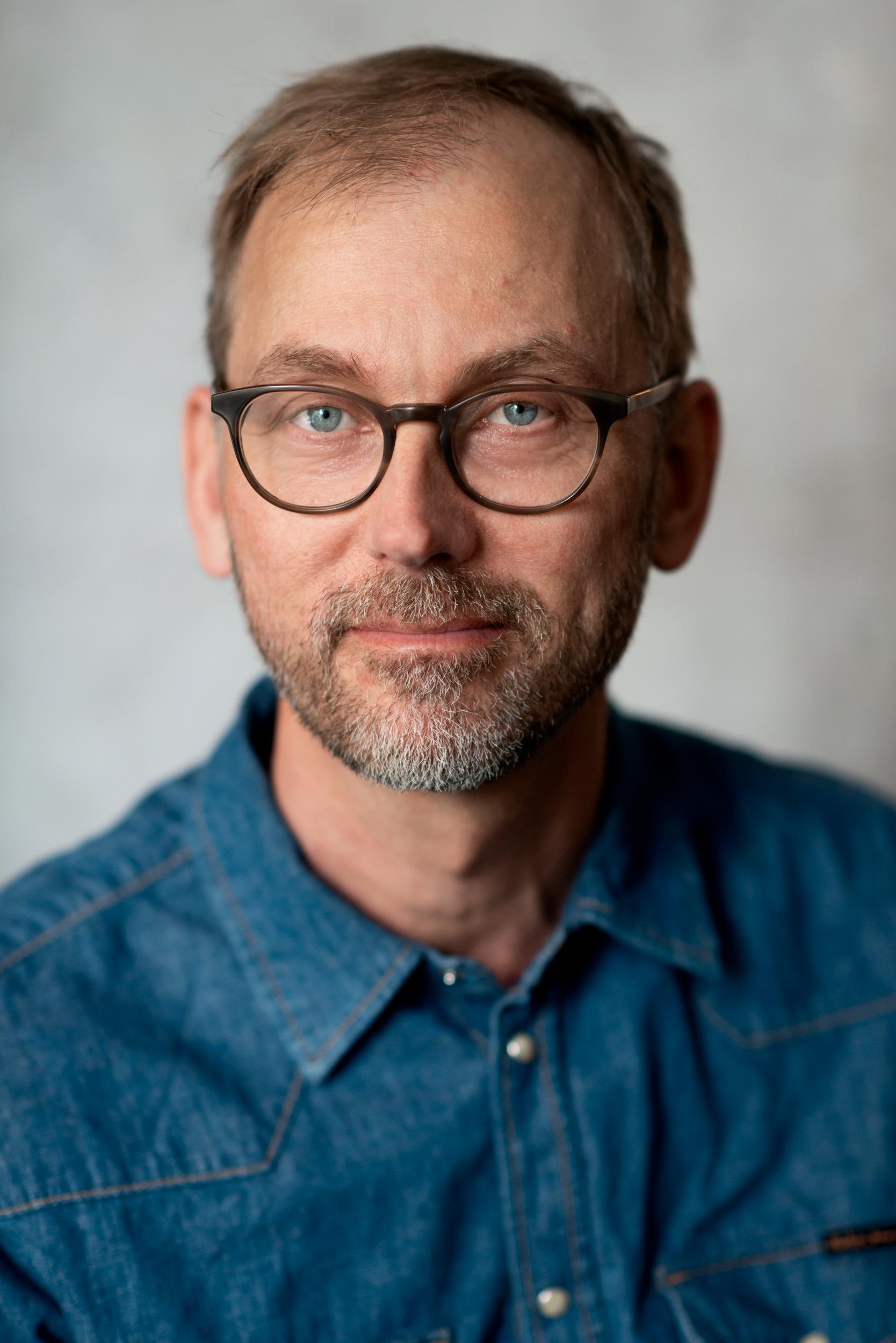 Pontus Wasling är hjärnforskare och överläkare vid Sahlgrenska Universitetssjukhuset i Göteborg. Han har skrivit flera populärvetenskapliga böcker om hjärnan och minnet. Senaste boken heter Knaster och handlar om vårt medvetande.