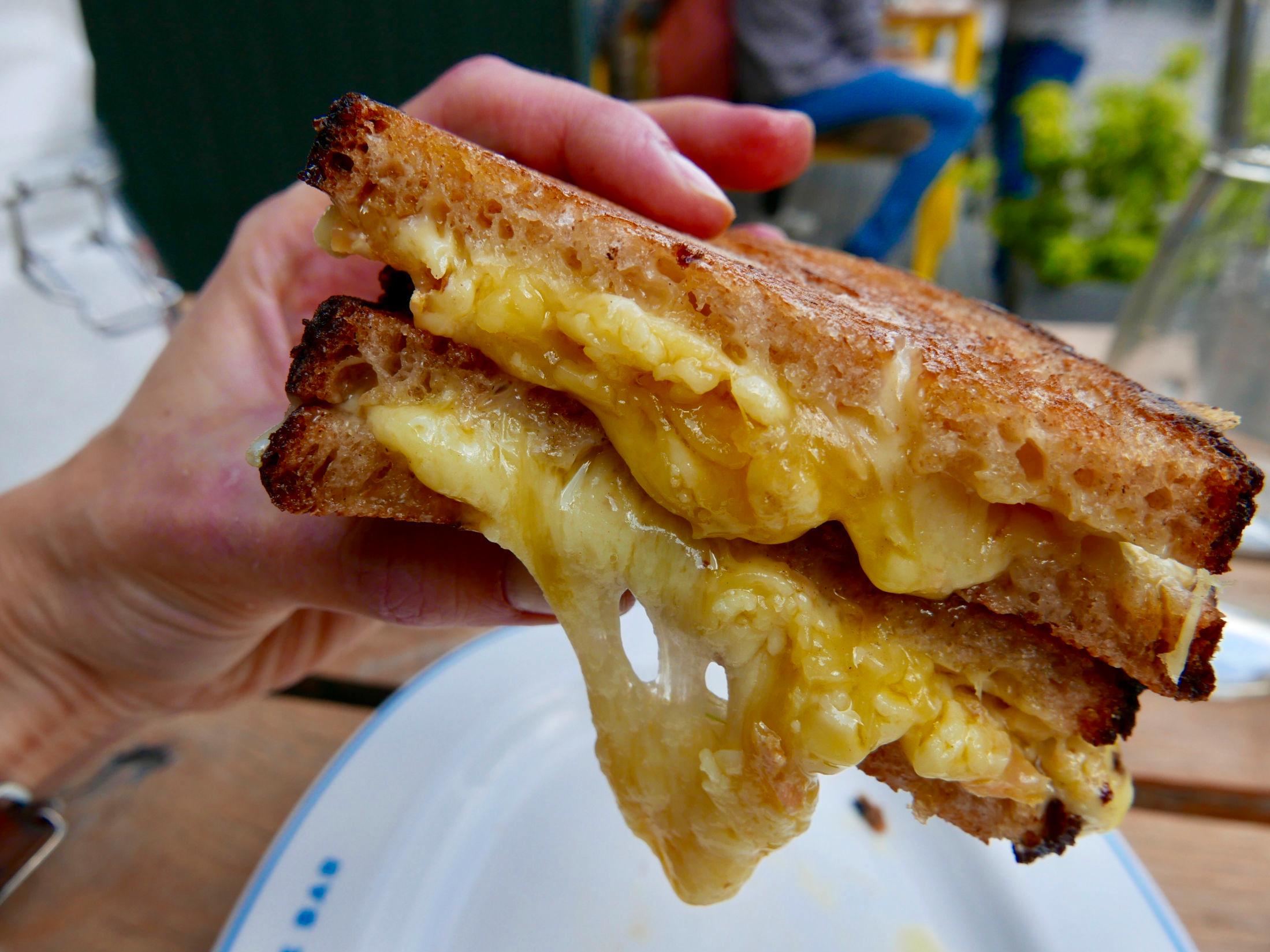 CHEESY: The cheese bar er kåret til beste sted i Storbritannia for ostesmørbrød. Stedet tar «Comfort food» til et nytt nivå. Her: Cheddar grilled sandwich. Foto: Nora Thorp Bjørnstad/VG