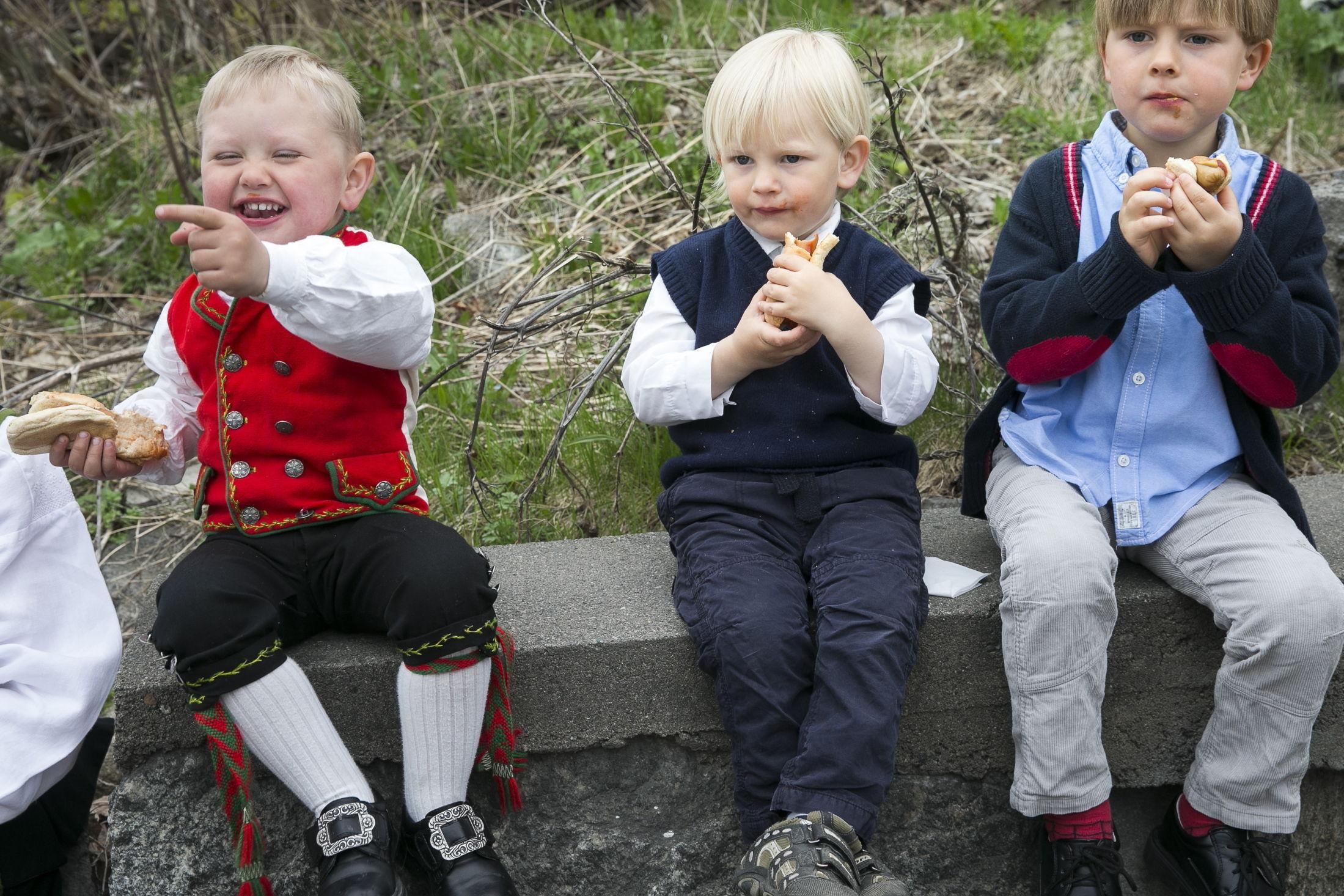 BARNAS DAG: Pølser i brød eller lompe med ketchup og sennep er et av høydepunktene til barna på 17. mai. Foto: Heiko Junge / NTB scanpix