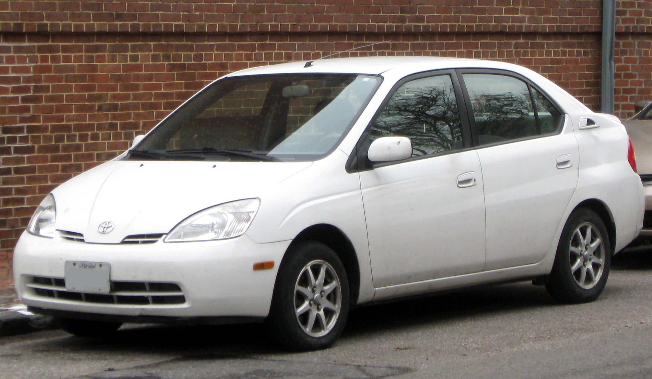 En førstegenerasjons Toyota Prius. Slike biler er det som får de stjålne batteriene. Foto: Wikimedia Foundation