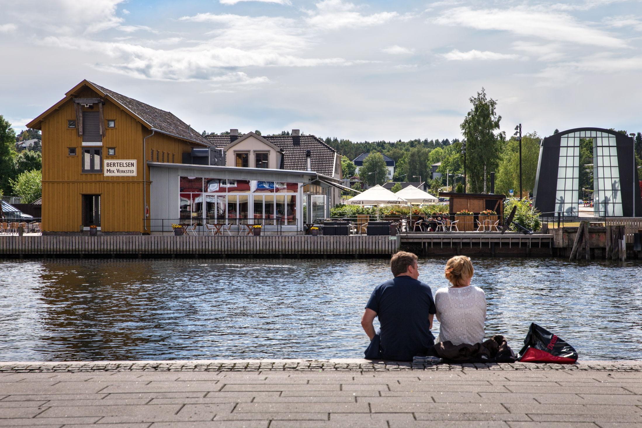 SOMMERFØLELSE: Restauranten ligger idyllisk til langs bryggekanten. Foto: Gisle Oddstad/VG