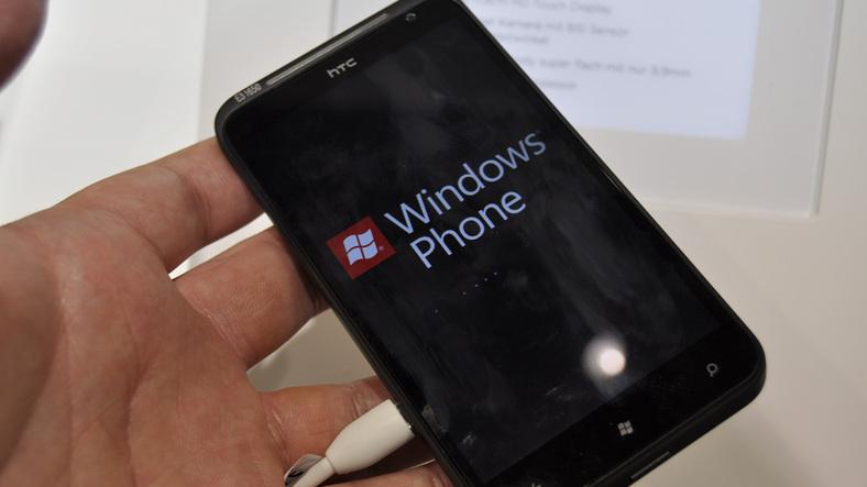 HTC Titan har hele 4,7 tommer stor skjerm og nyeste versjon av Windows Phone.