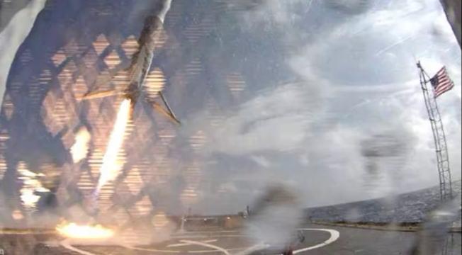 Nærbilde av Falcon 9-raketten under landingsforsøket. Foto: SpaceX