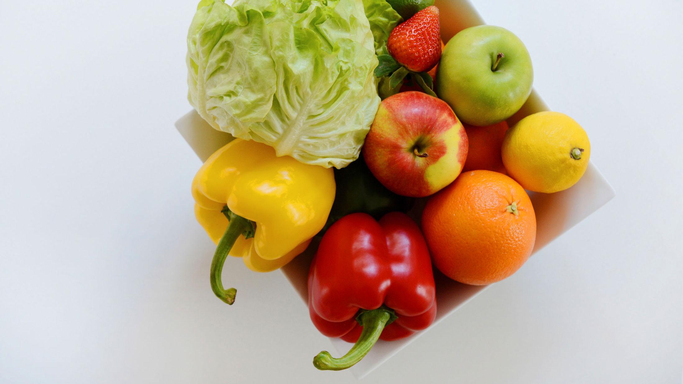 SKYLLE ELLER IKKE SKYLLE: De fleste av oss er flinke til å gi eplet en dusj, men hva med frukten du ikke spiser skallet på eller paprikaen i plast? Foto: Frank May / NTB scanpix