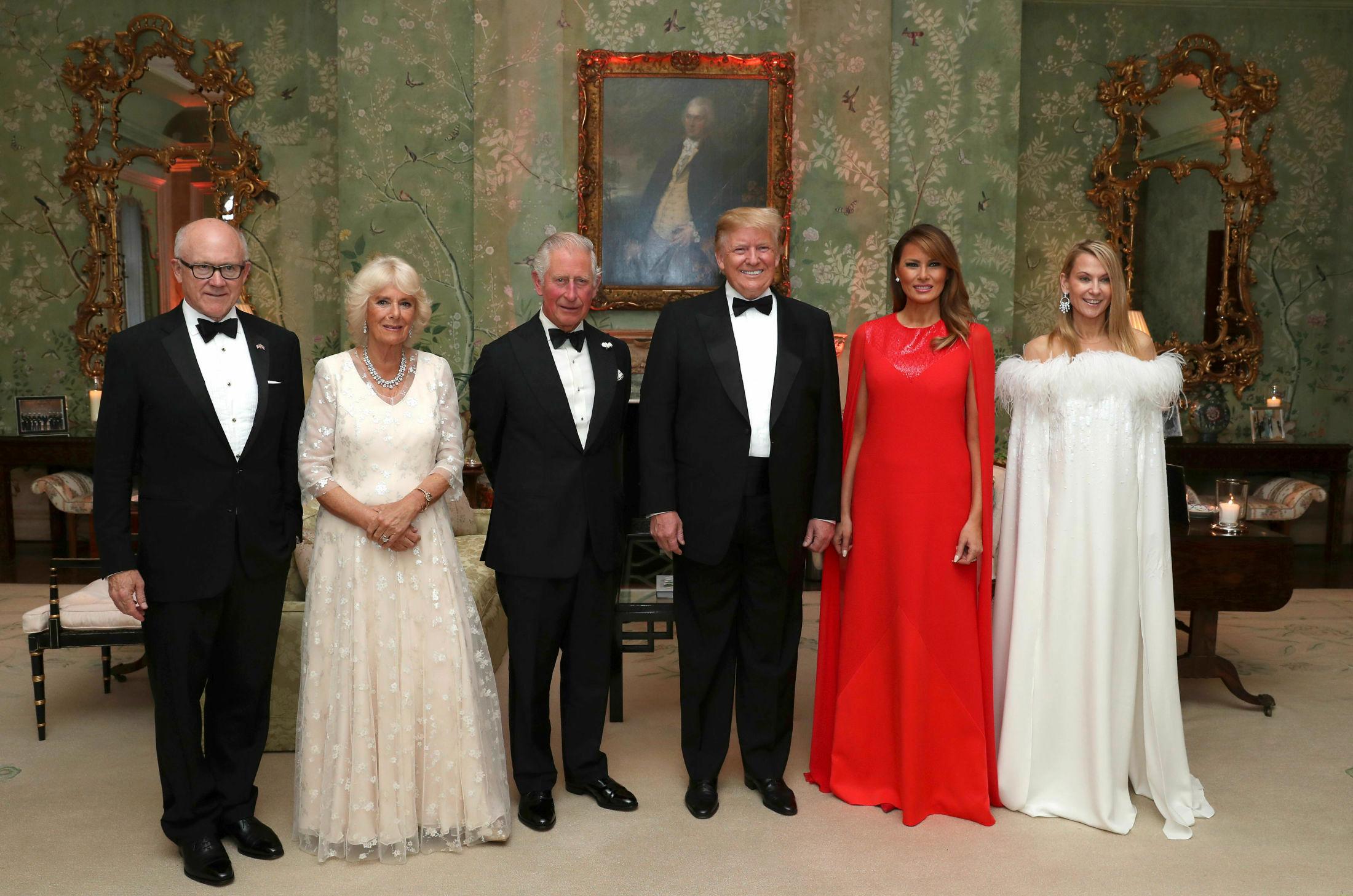 MEKTIG GJENG: Den amerikanske ambassadøren Woody Johnson, hertuginne Camilla, prins Charles, Donald Trump, Melania Trump og ambassadørens kone Suzanna Ircha. Foto: AP