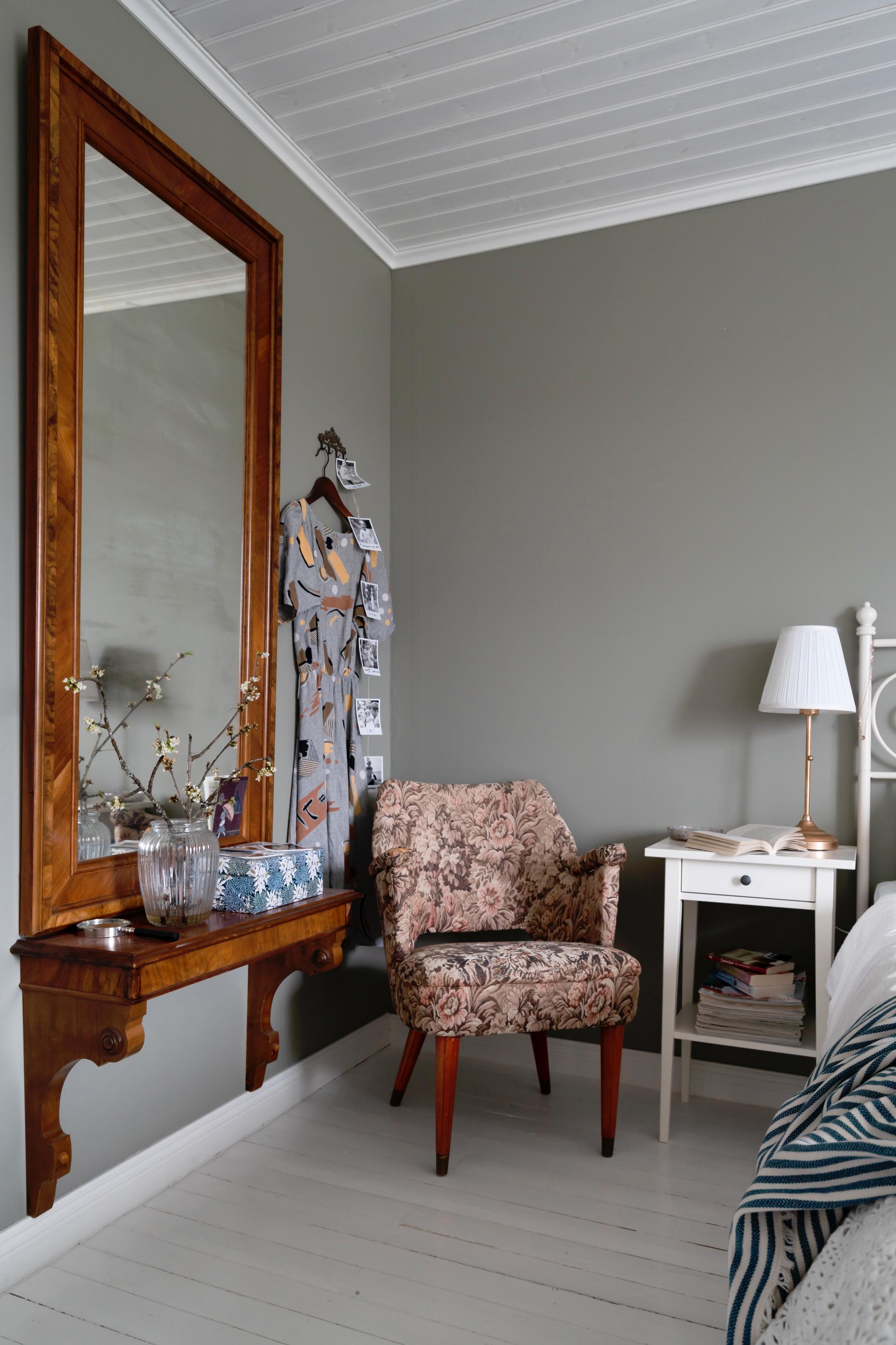 De flesta av möblerna i makarnas sovrum är inropade på auktion, däribland den pampiga spegeln och den mönstrade fåtöljen.