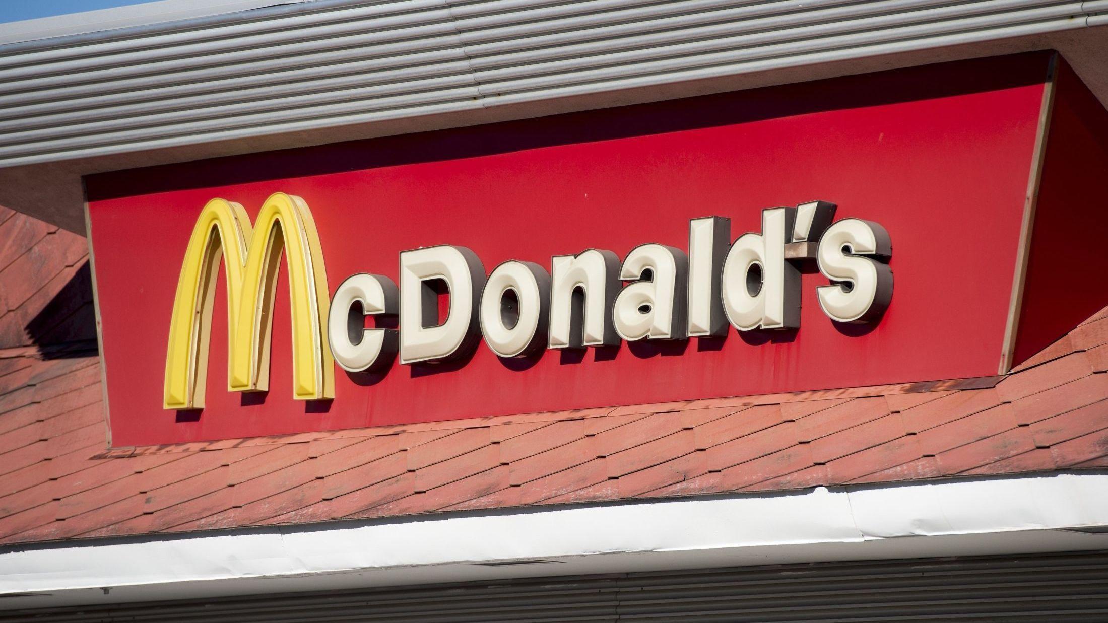 ET REALT RØR: McDonald's i Storbritannia og Irland har gjort sugerørene tykkere etter tilbakemeldinger fra kundene – men nå kan de ikke resirkuleres. Foto: Saul Loeb/AFP