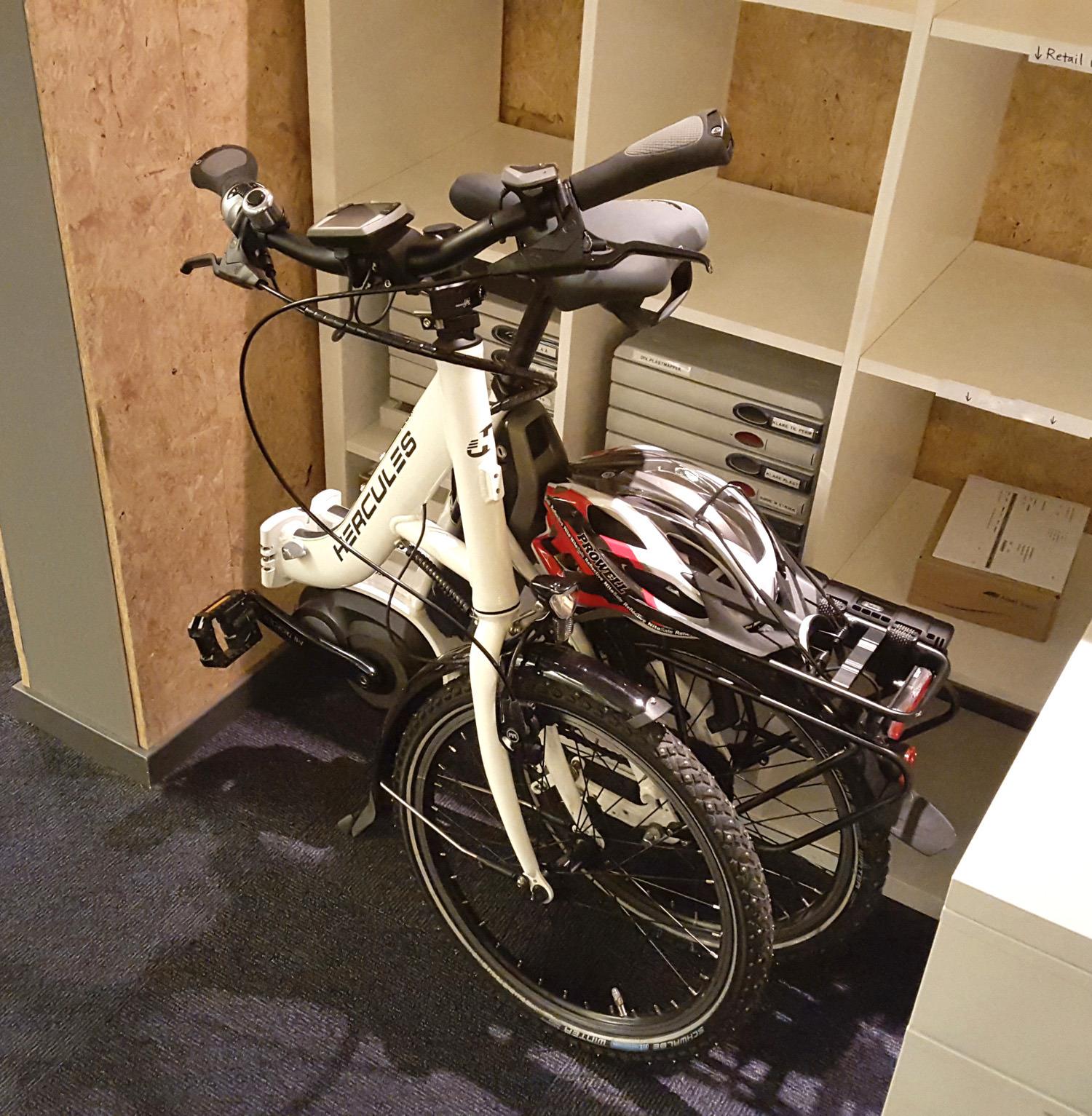 Den sammenleggbare sykkelen er lett å få med seg inn, og tar ikke mye plass på kontoret. Foto: Alexander Tøgard, Tek.no