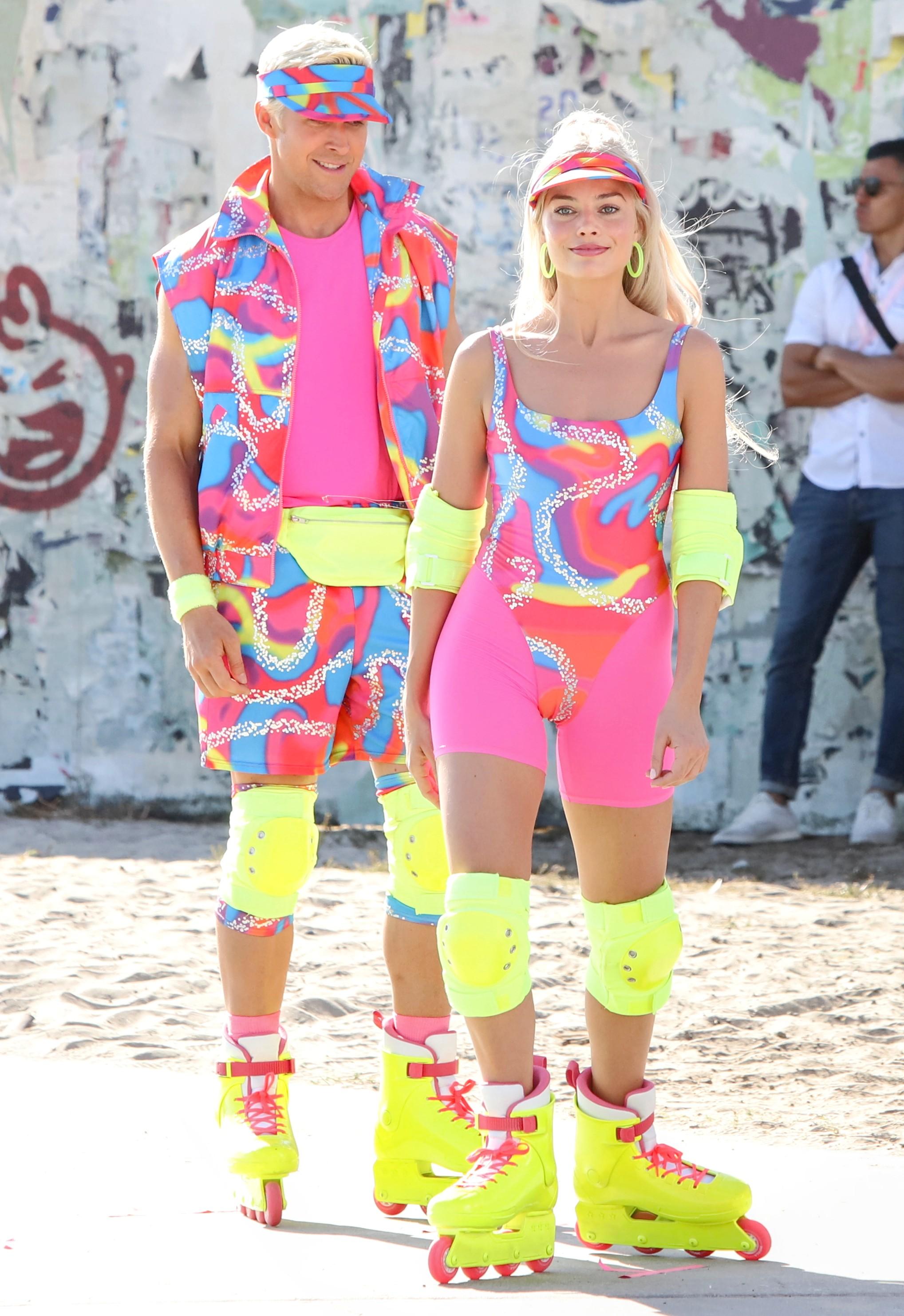 PÅDRIVER: Margot Robbie og Ryan Gosling under innspillingen av den nye filmen «Barbie» på Venice Beach i Los Angeles tidligere i sommer. 
