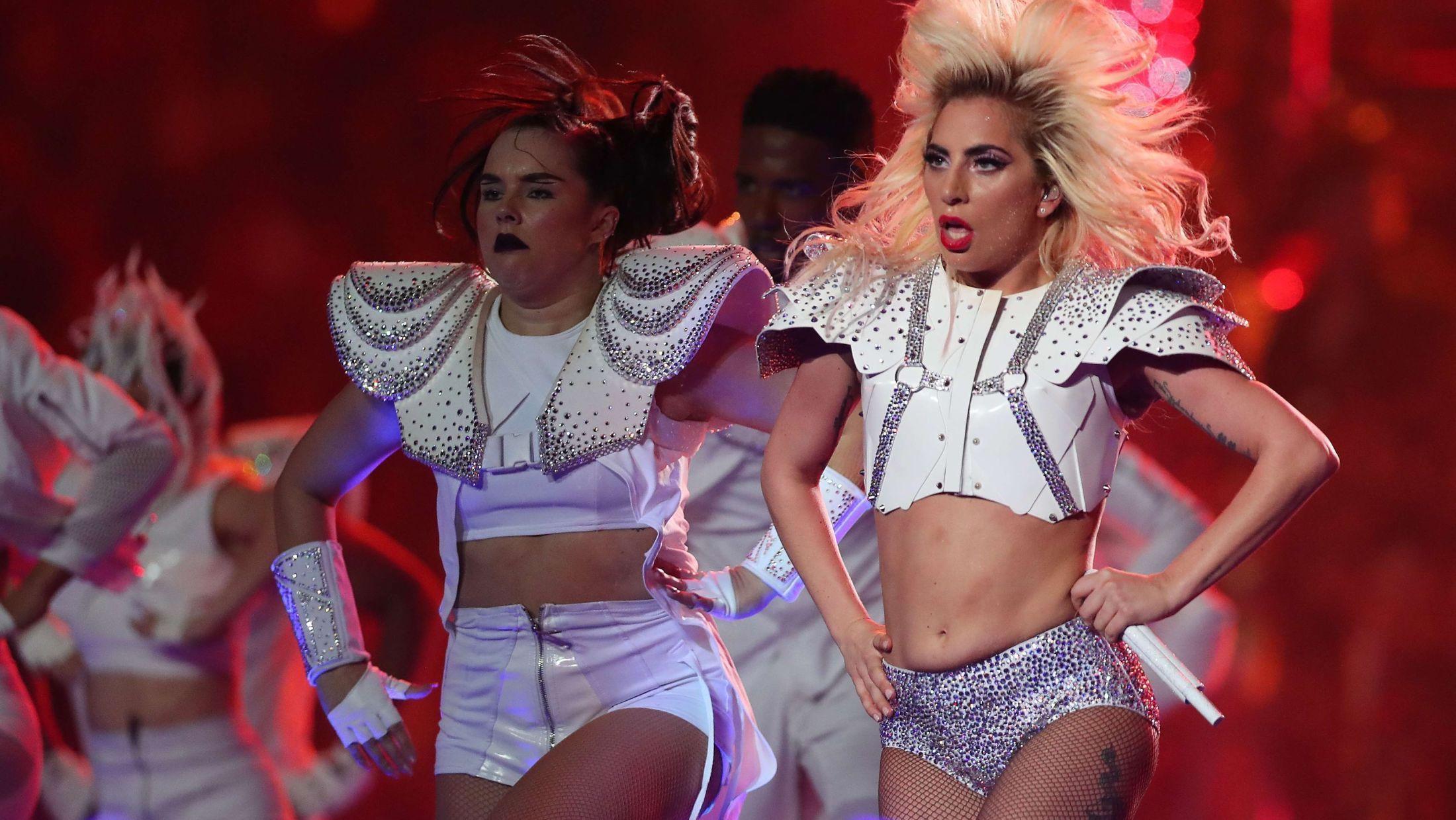 TWITTER-HETS: Lady Gaga har brutt stillheten etter kroppshetsen hun fikk etter denne opptredenen. FOTO: AFP