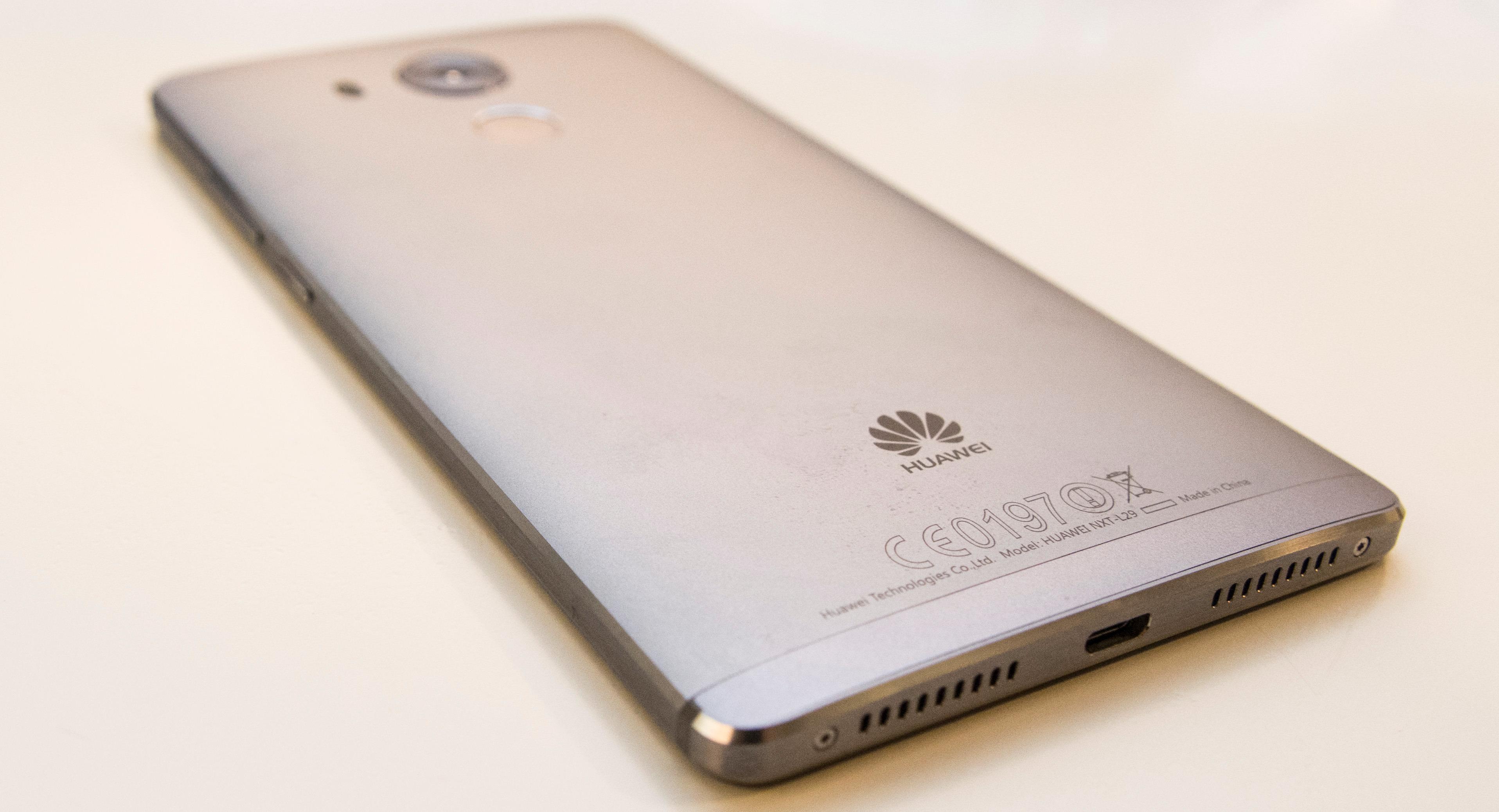 Dagens store toppmodell fra Huawei heter Mate 8. Akkurat som Nexus 6P har den en rund fingerleser på baksiden.