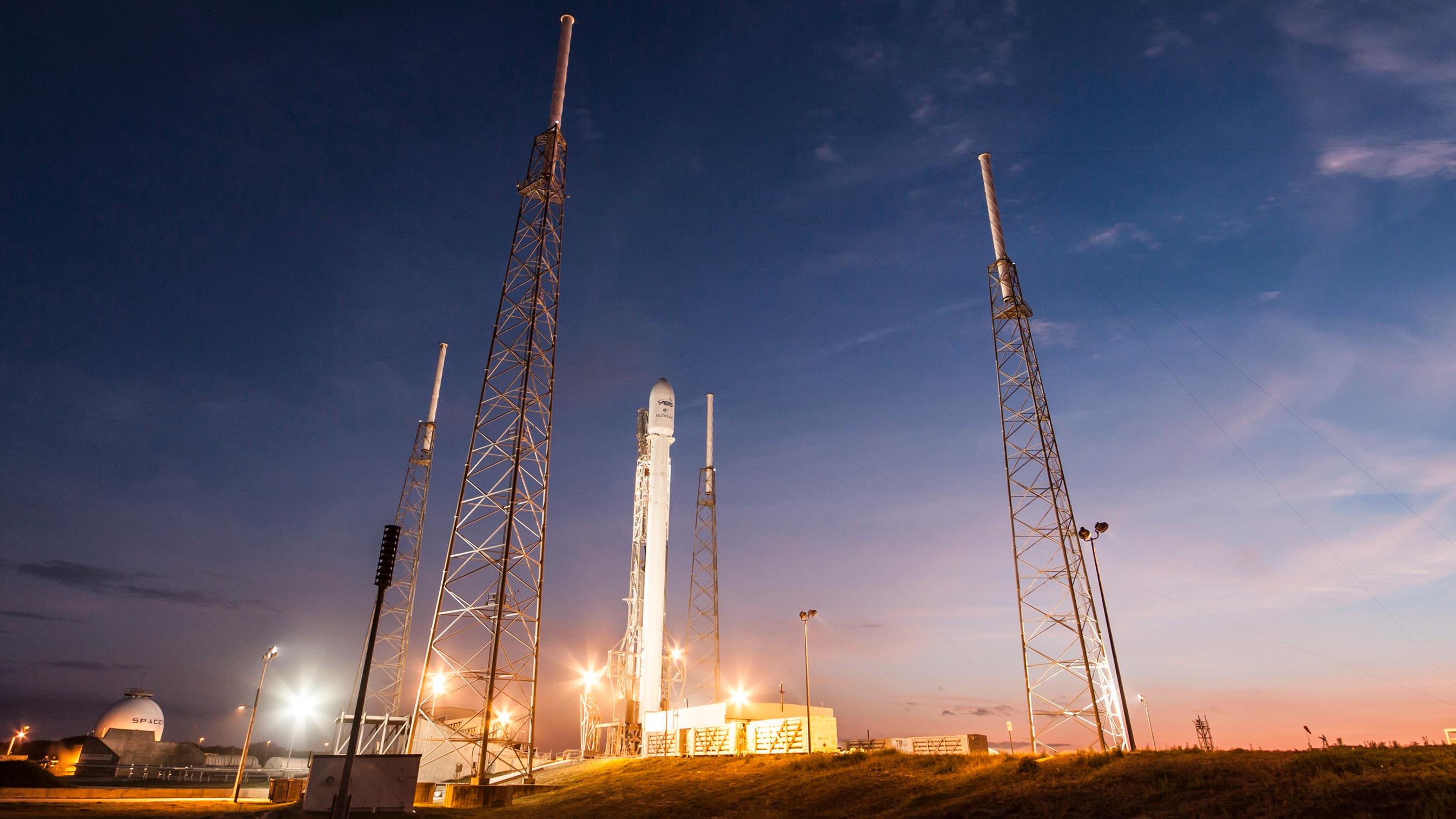Månelanderen skal sendes ut i rommet med en Falcon 9-rakett fra SpaceX. Bilde: SpaceX
