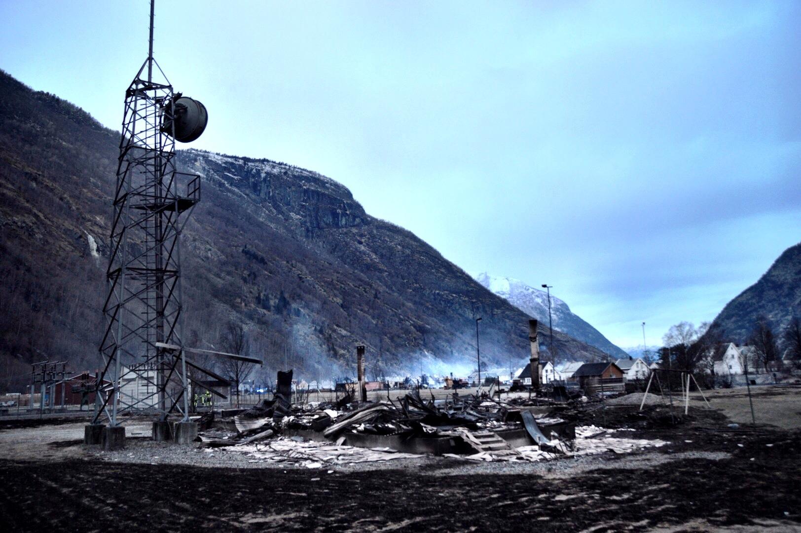 På denne branntomta i Lærdalsøyri måtte Telenors teknikere reparere flere tusen utbrente og ødelagte kabler. Foto: Telenor