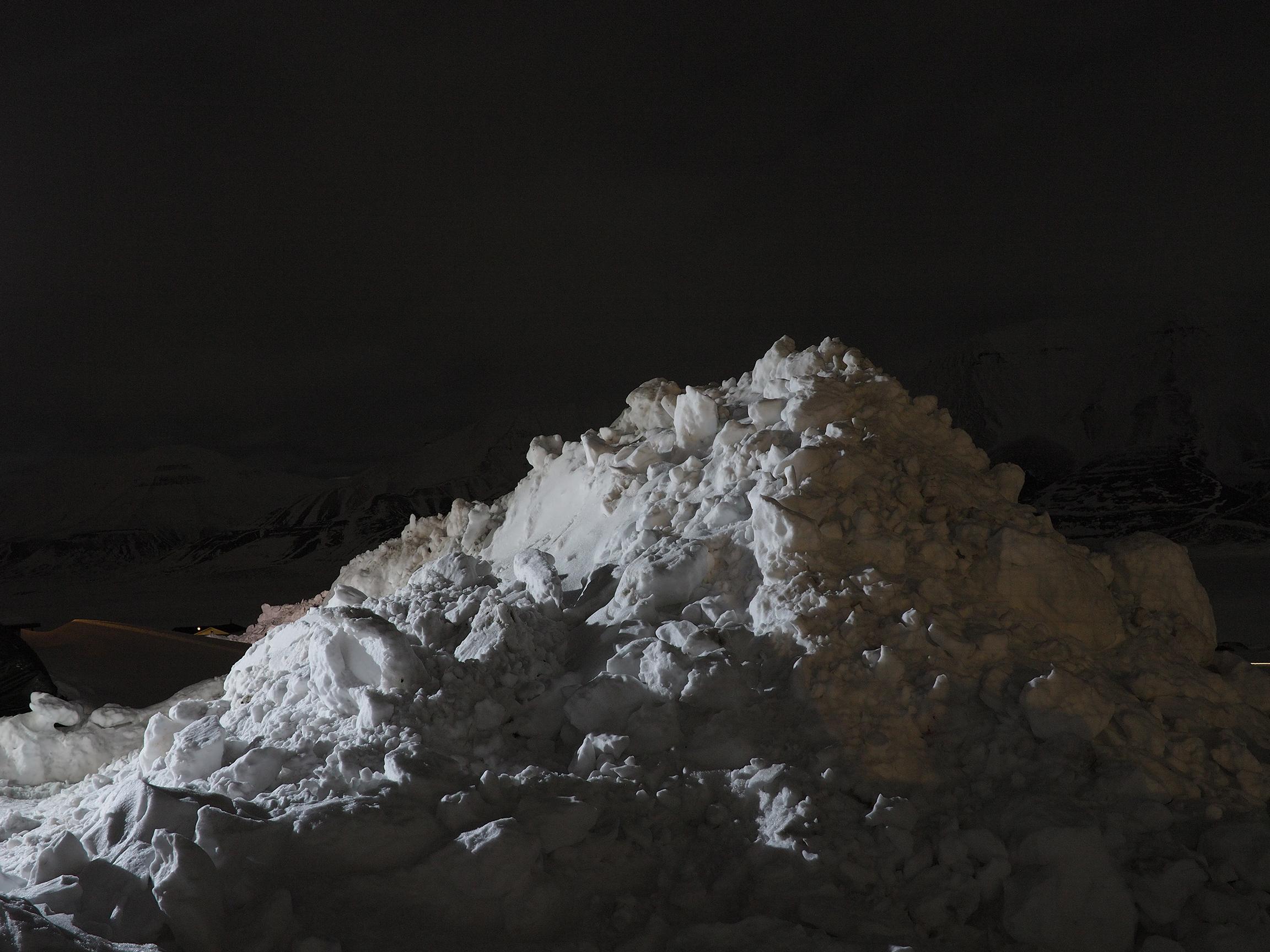 26 sekunders eksponering: snøhaug med fjell i bakgrunnen.Foto: Kjersti Stuestøl