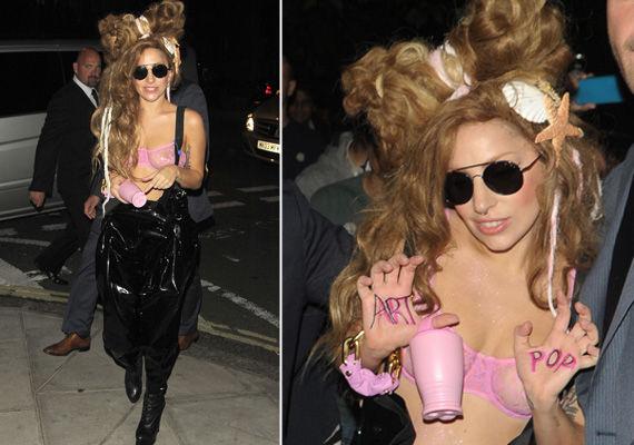 EKSKLUSIVT UNDERTØY: Lady Gaga møtte fansen i rosa BH fra DKNY. Foto: NTB Scanpix