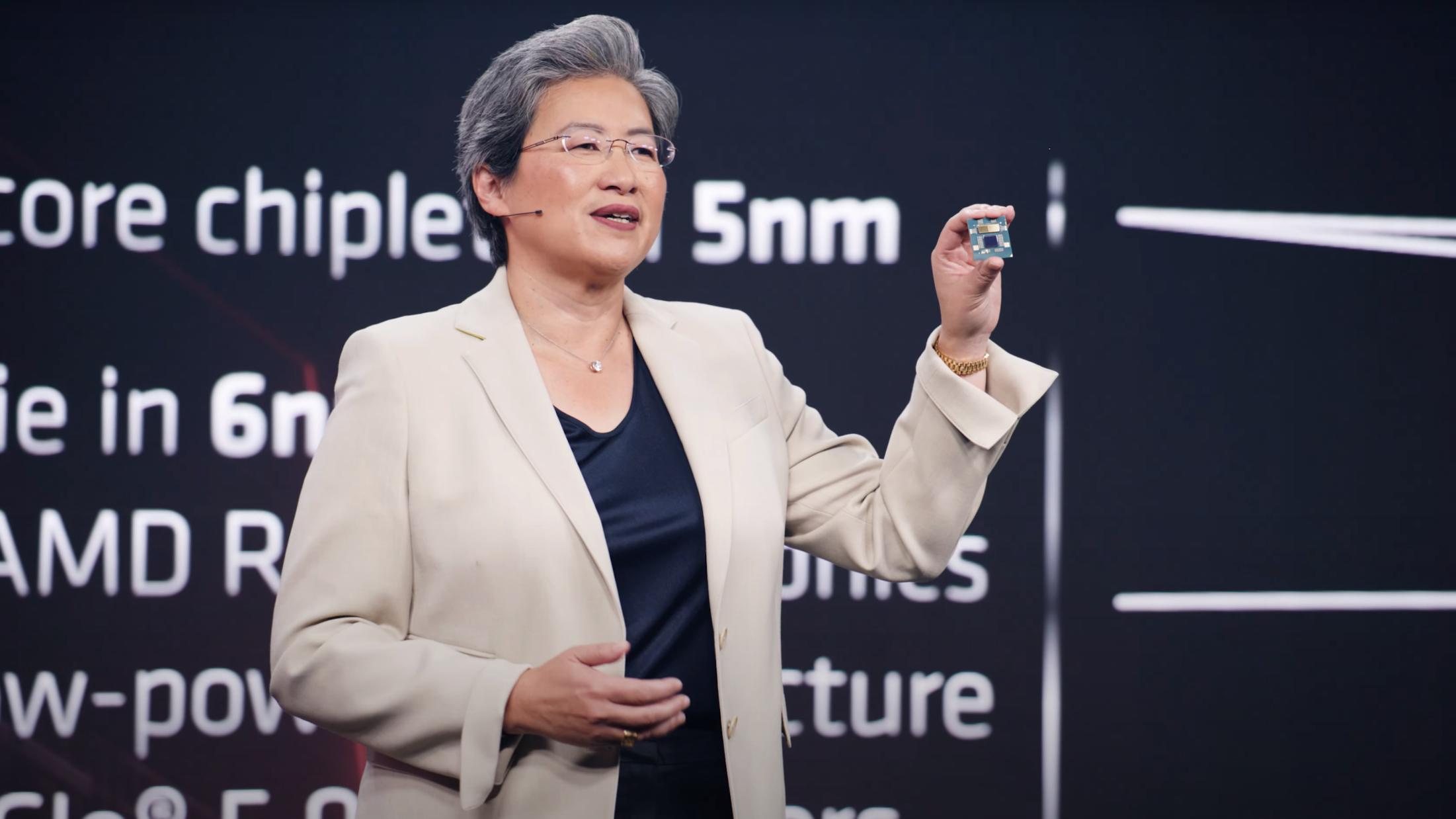 AMD-sjef Lisa Su viser frem en av de nye Ryzen 7000-prosessorene under Computex 2022.