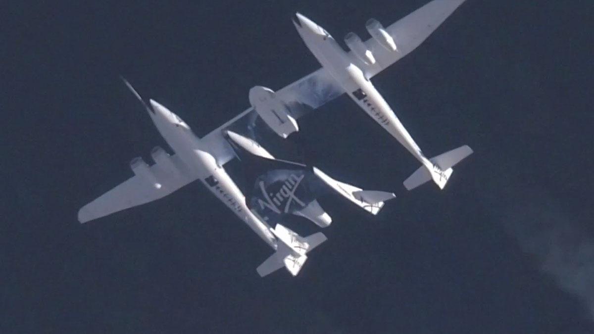 BÆRESKIP: Her ser du romfartøyet SpaceShipTwo i det det løsner fra bæreflyet WhiteKnightTwo. Foto: YouTube.com (Virgin Galactic )