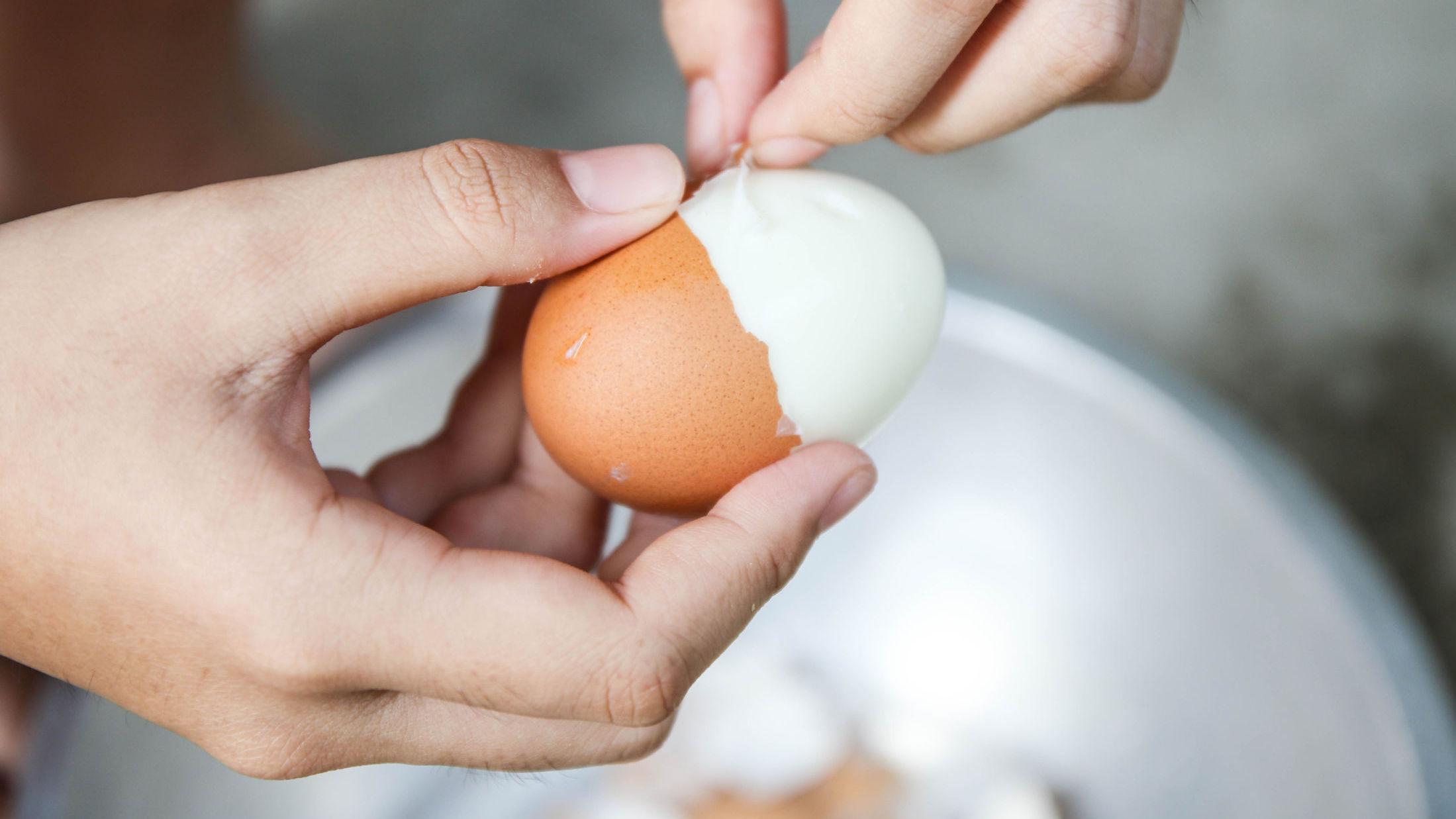 SKRELLETIPS: Gjør skrellingen til en lek med tempererte egg før koking. Foto: Shutterstock/NTB scanpix