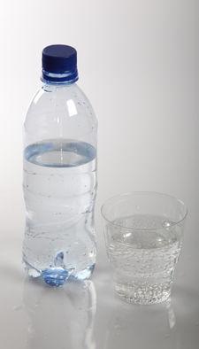 Det er helt trygt å drikke vann fra beholdere, selv om de har stått i årevis.