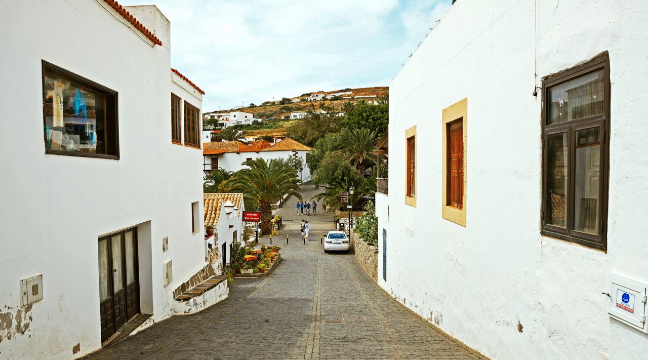 PÅ OPPDAGELSESFERD: Lei en bil og utforsk Fuerteventuras koselige småbyer, som Betancuria. 