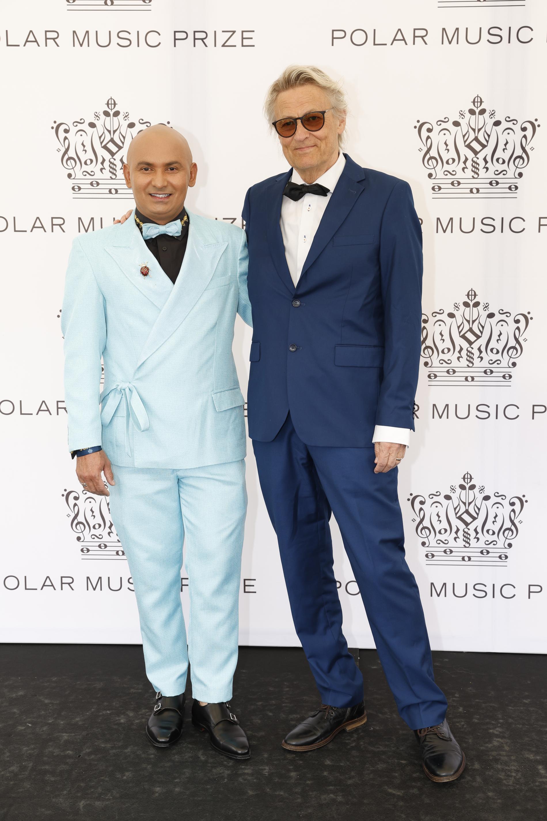 Lars och Junior Lerin i matchande blå kostymer. 