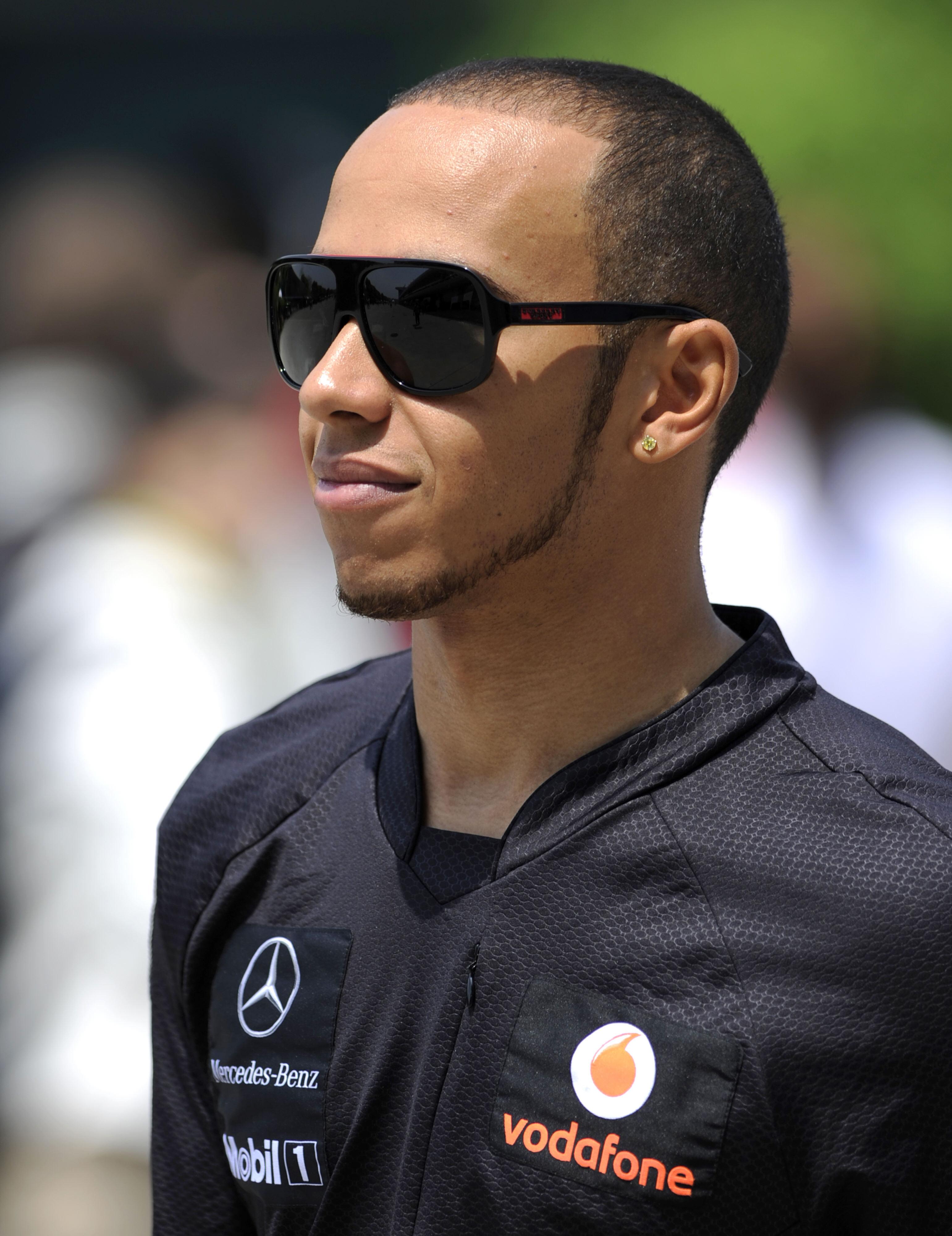 RAFFT SKJEGG: Lewis Hamilton i paddocken før et løp i Shanghai i 2011. Han har eksprimentert med ulike sveiser og styling på skjegget gjennom årene. 