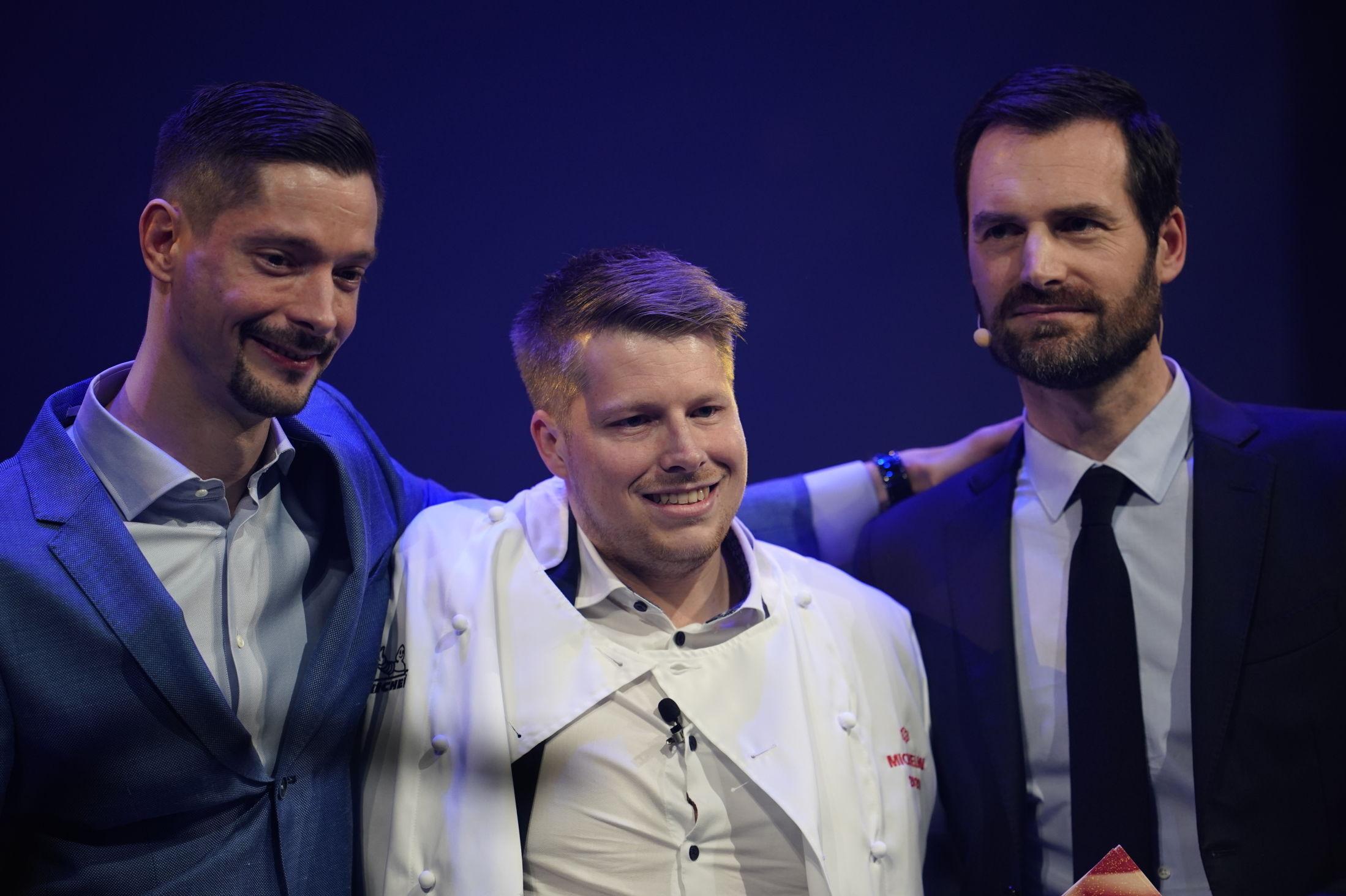 STJERNEKOKK: Nicolai Ellitsgaard Pedersen (midten) og Under fikk i februar i år sin første Michelin-stjerne. Her fra utdelingen i Trondheim. Foto: Ole Martin Wold / NTB scanpix