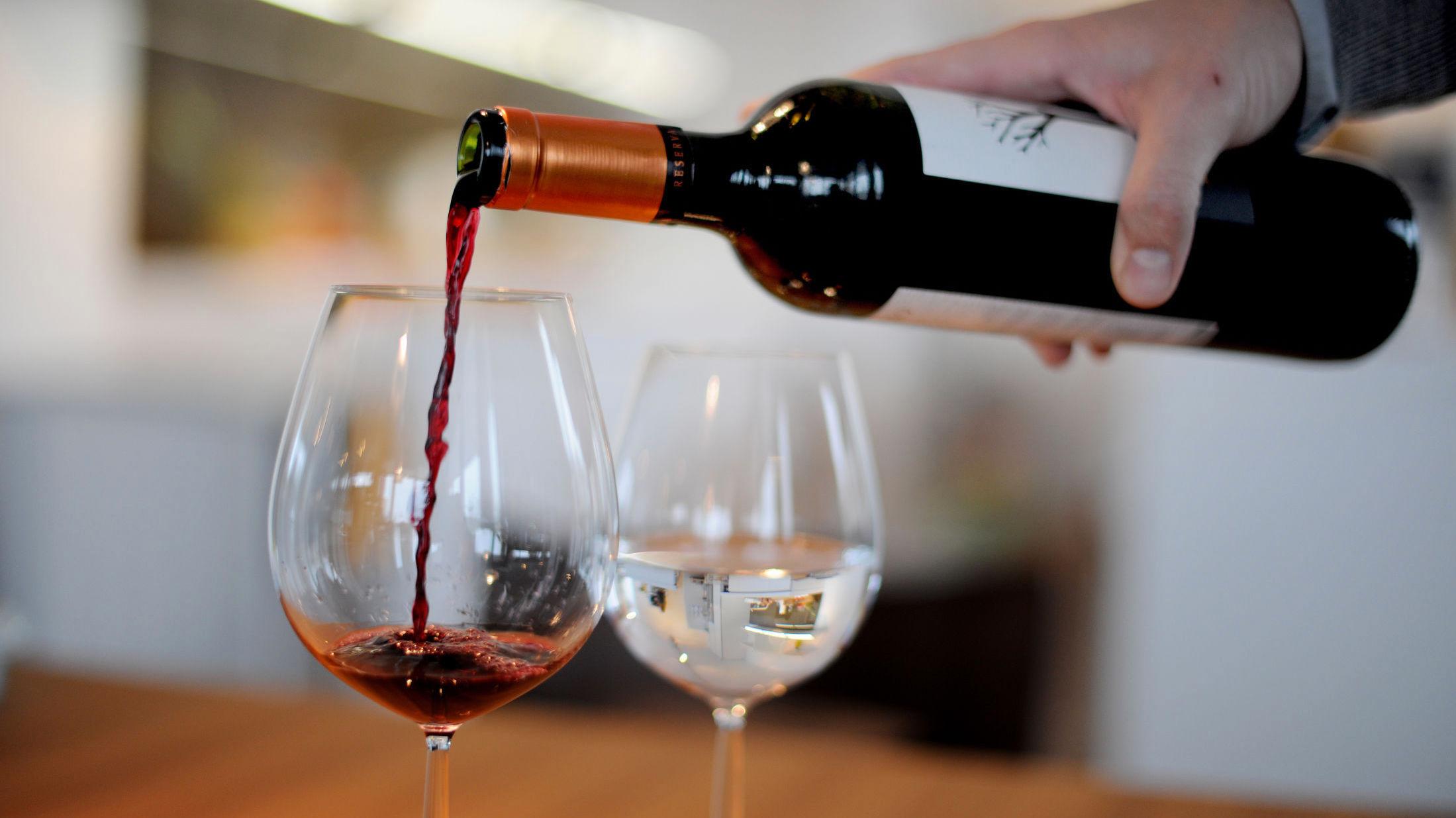 TYPISKE TABBER: Mange er ikke klar over hvordan vin bør lagres før og etter at den er åpnet, eller hvor lenge den kan stå før den bør gå i vasken. Foto: NTB scanpix