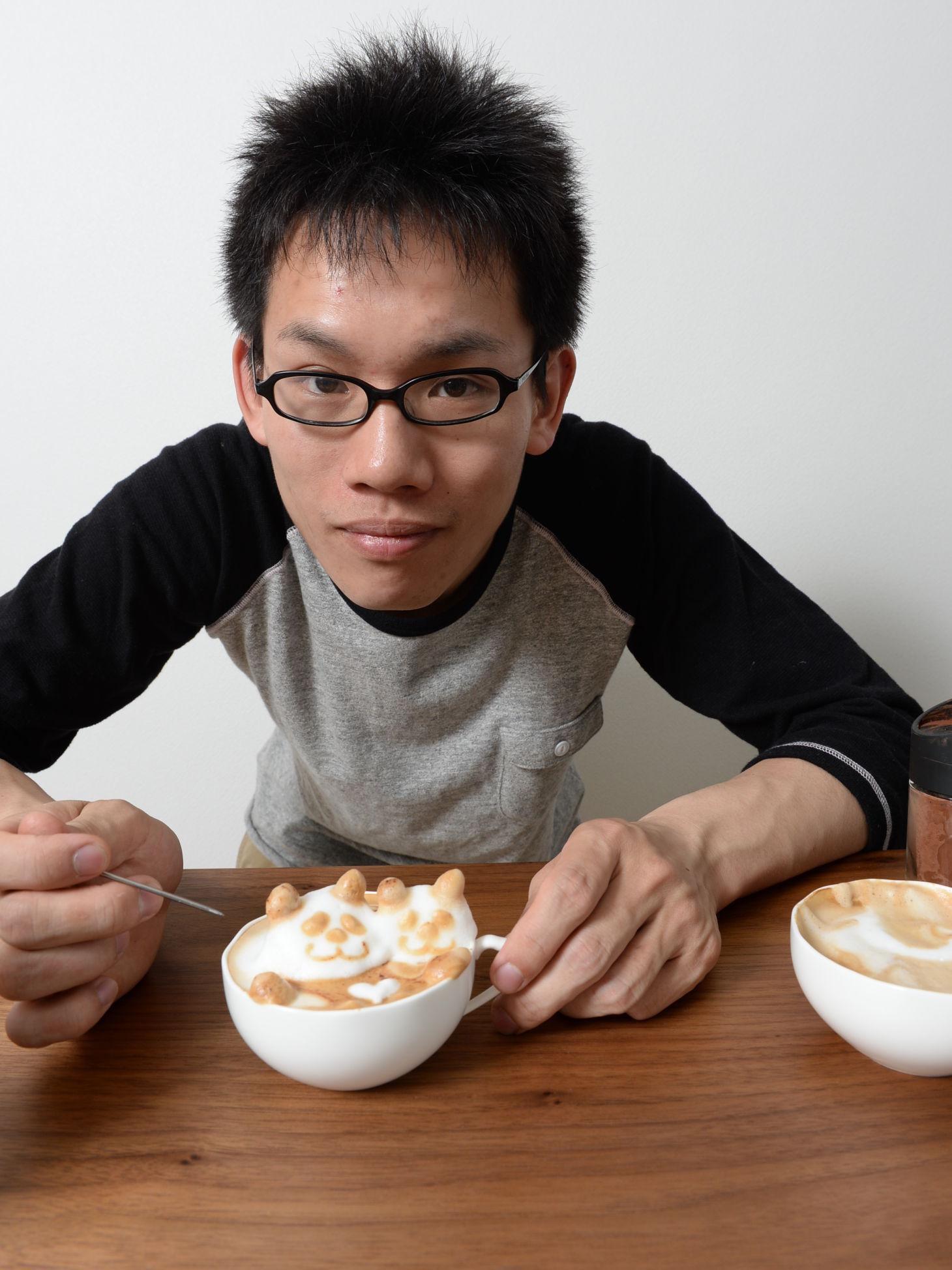 KAFFEKUNSTNEREN: Kaziku Yamamoto sendte Godt dette bildet av seg selv i gang med sin kaffekunst.