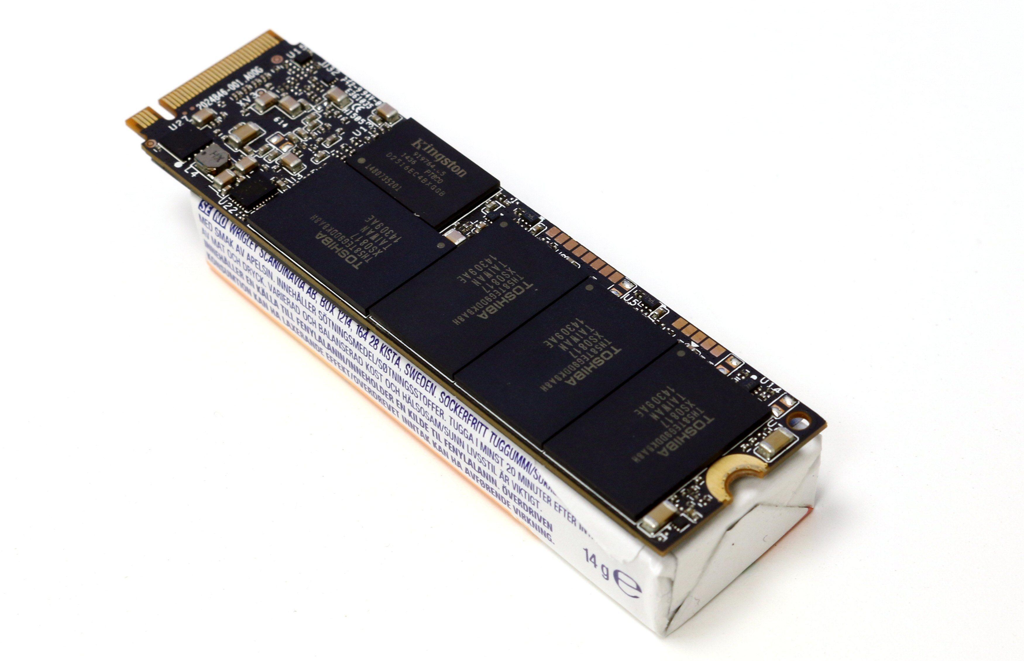 En 2280 M.2-SSD er like bred, langt tynnere og litt lenger enn en vanlig pakke tyggis.