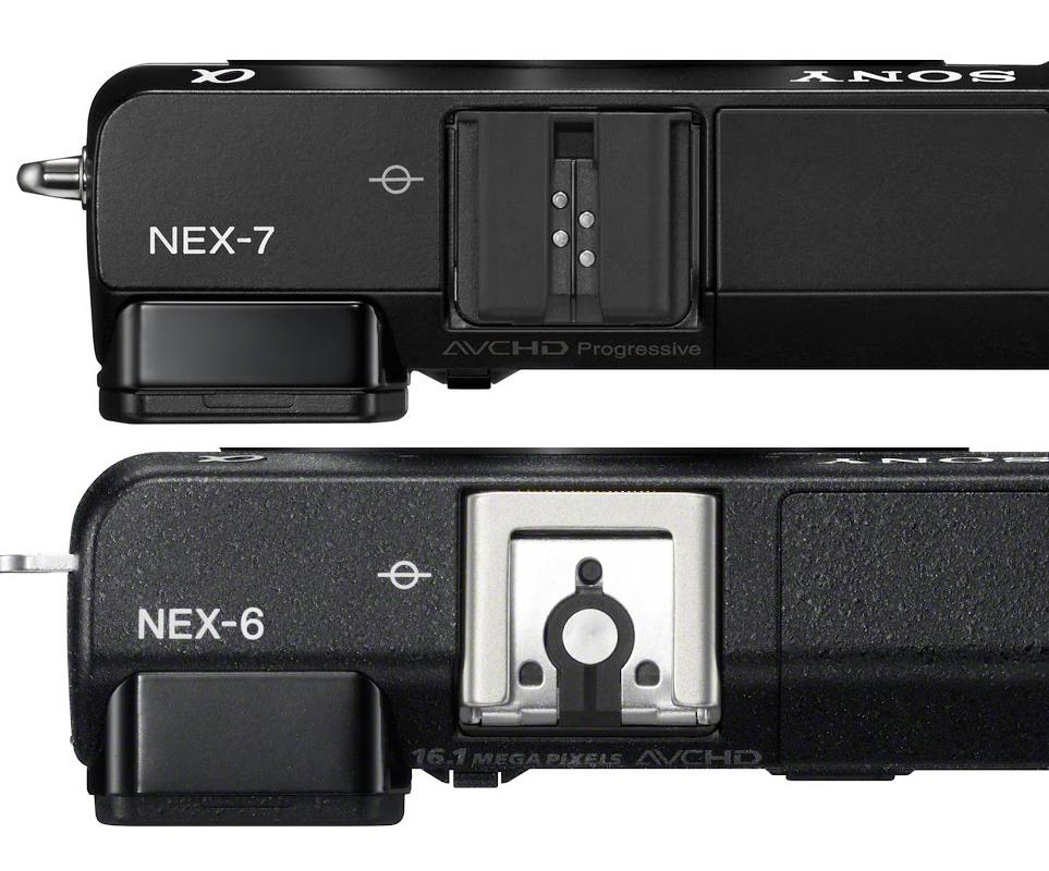 Sammenligningsbilde mellom NEX-6 og NEX-7s blitssko. NEX-6 har datakontakter helt i front.