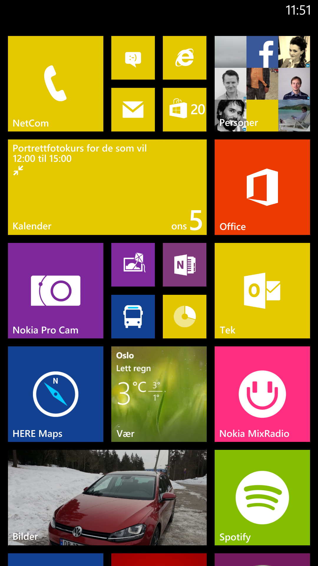 I Windows Phone har du to viktige skjermbilder. Appmenyen, og denne hjemmeskjermen som viser såkalte live tiles. Flisene forhåndsviser innholdet i apper og innbokser.Foto: Finn Jarle Kvalheim, Amobil.no
