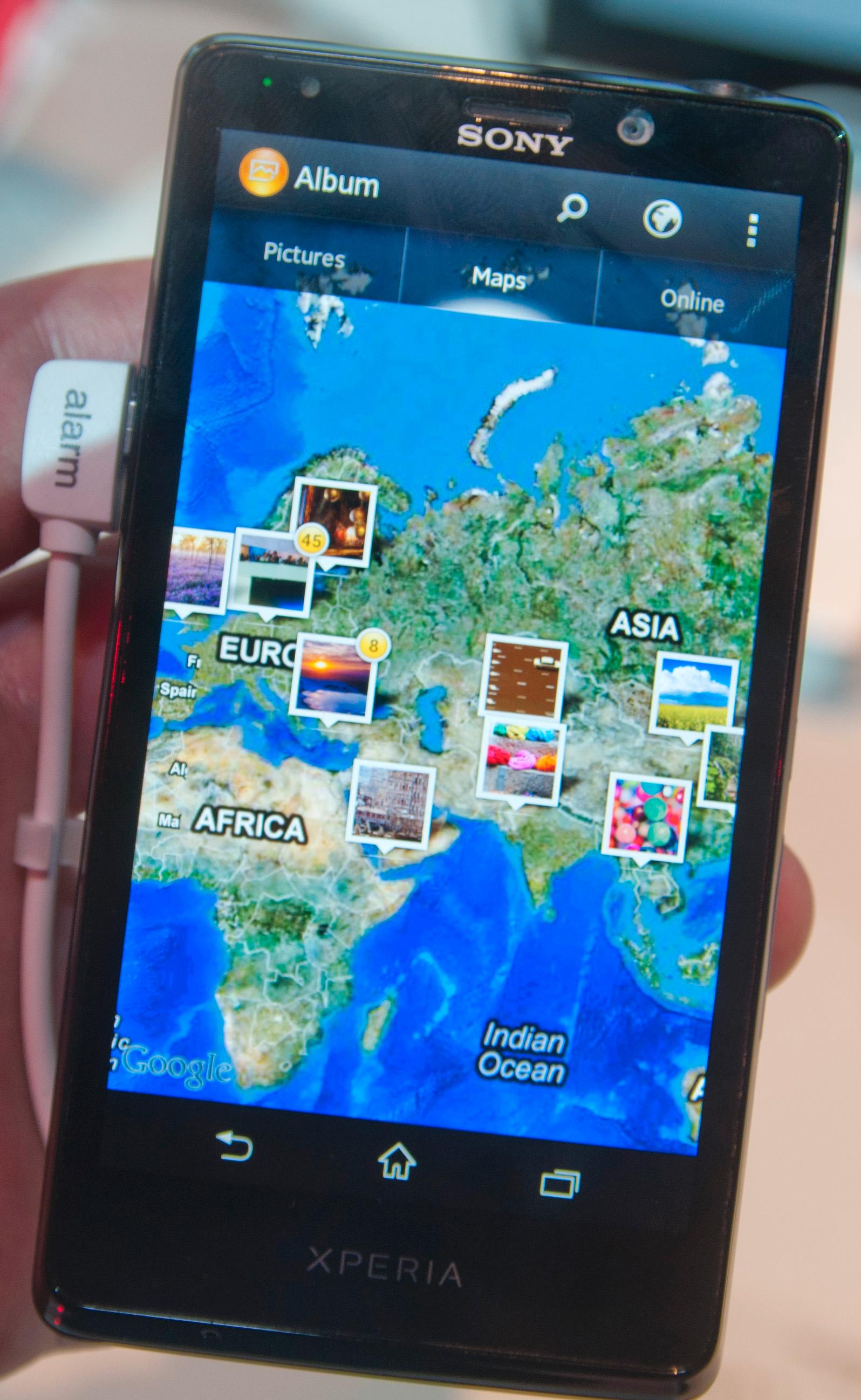 Feriebildene dine merkes med stedsinformasjon og kan vises ut over et kart i galleri-appen.