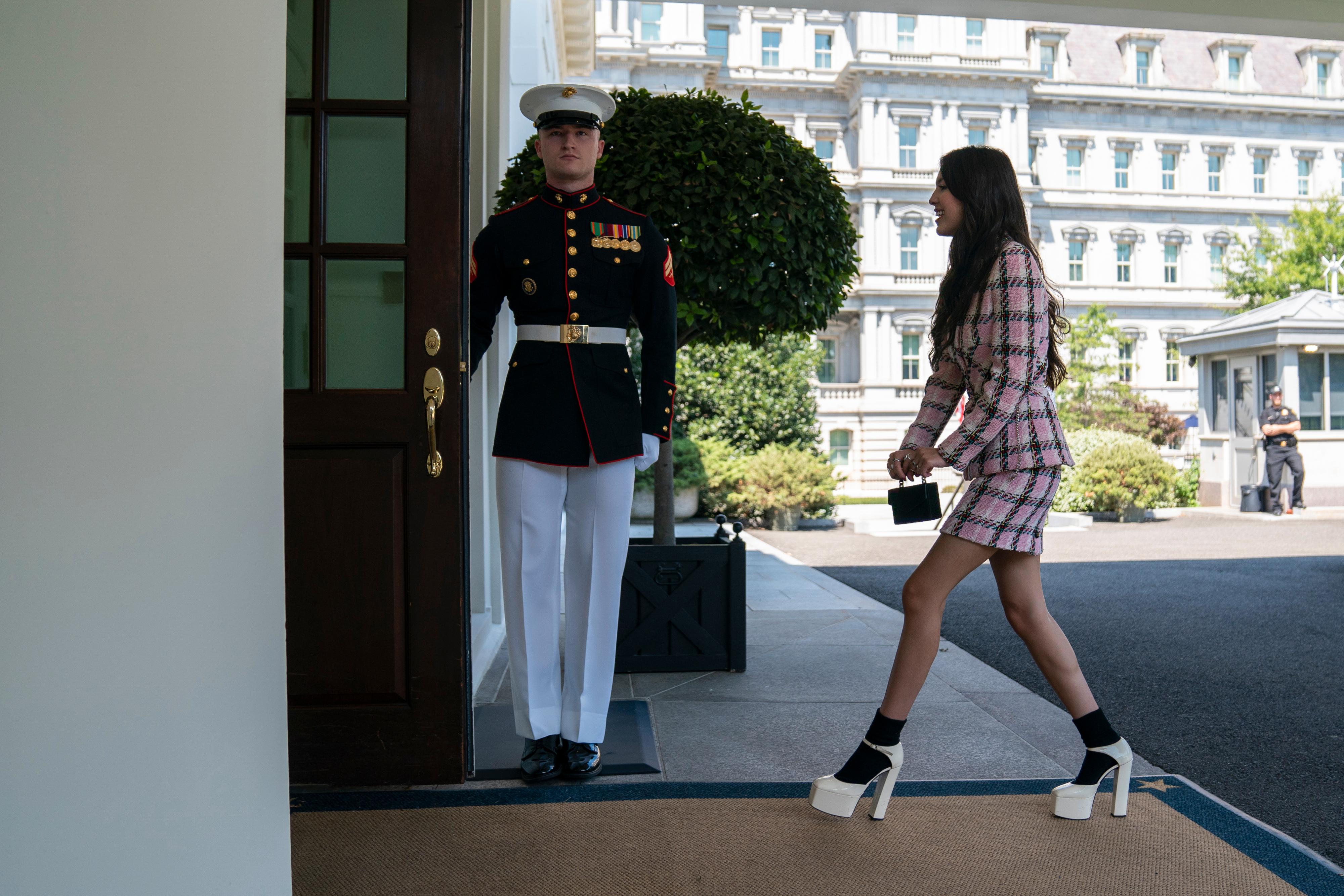 TRENDY: Olivia Rodrigo ankommer Det hvite hus iført noen skyhøye platåsko. Antrekket hennes er vintage Chanel.