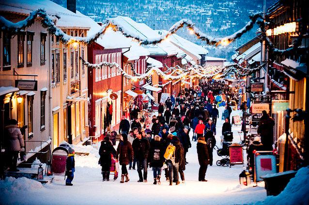 FULL JUL: Røros byr på julestemning i hovedgatene første helgen i desember. Foto: Thomas Rasmus Skaug/Innovasjon Norge.
