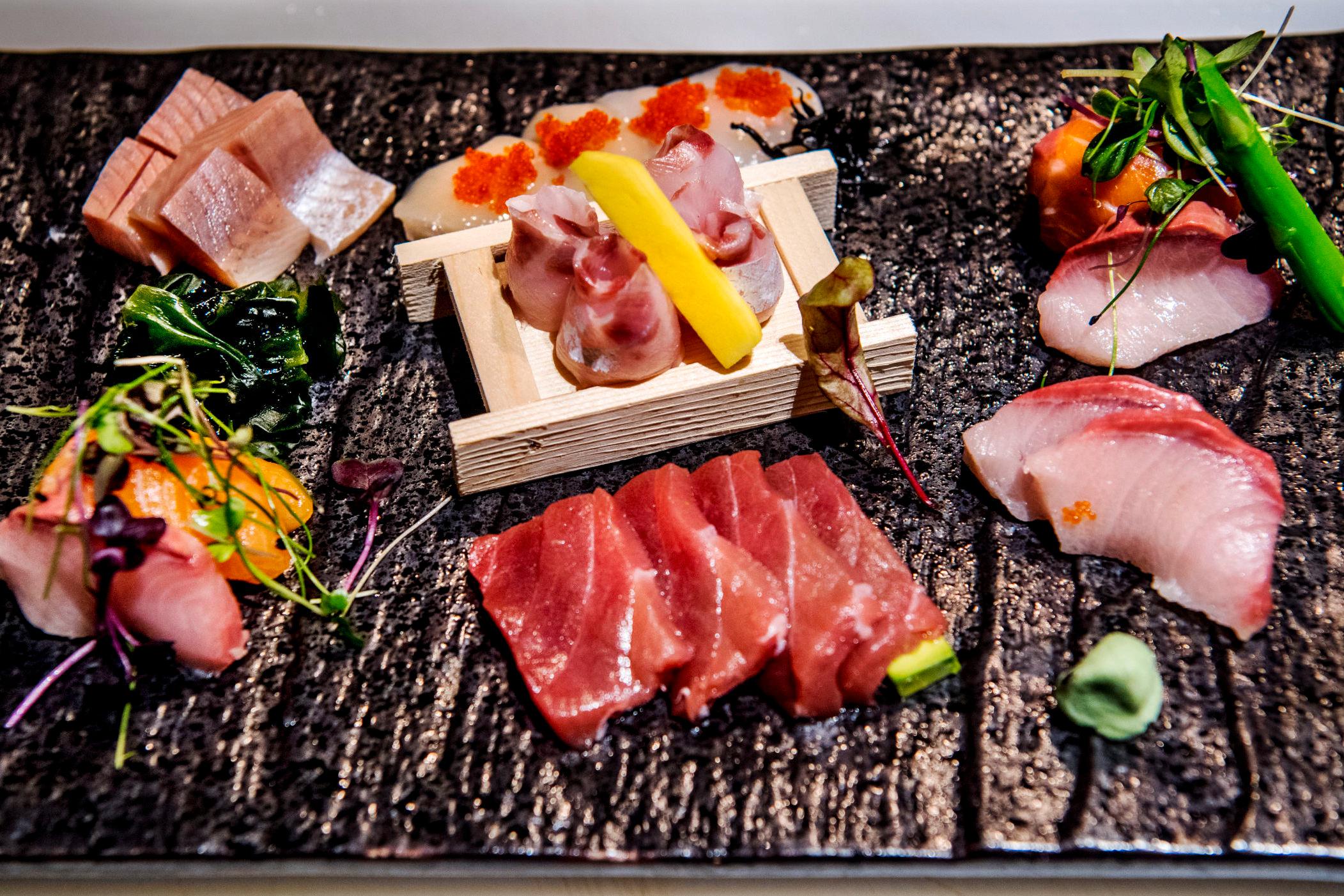 SASHIMI: Det blir servert både sashimi og sushi i løpet av anmelderens måltid på Nomads. Her: Sashimi New Style Foto: Helge Mikalsen/VG