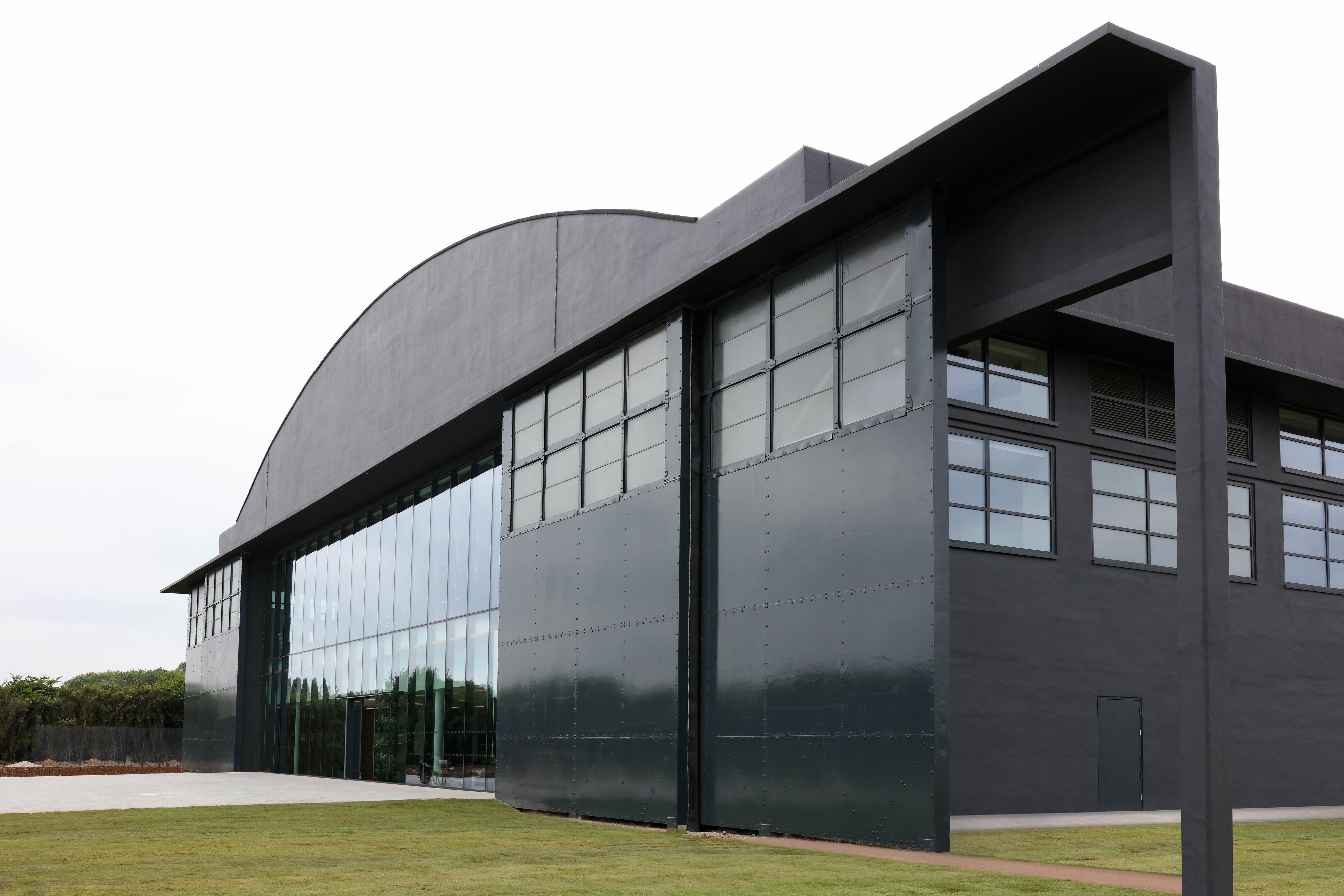 I denne hangaren på tidligere Hullavington Airfield har Dyson bygget sine testfasiliteter for den kommende elbilen.
