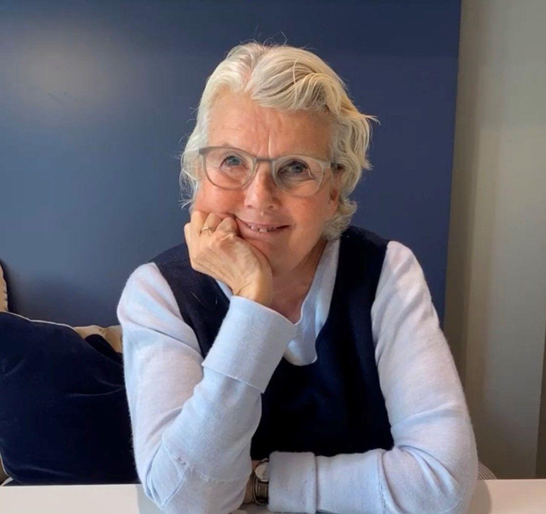 Lill-Ann Schjelderup har bakgrunn som sykepleier, og har i snart 40 år drevet Gimle Parfymeri i Oslo, hvor hudpleie står sentralt. Foto: Marthe Hesvik Norheim/Gimle Parfymeri