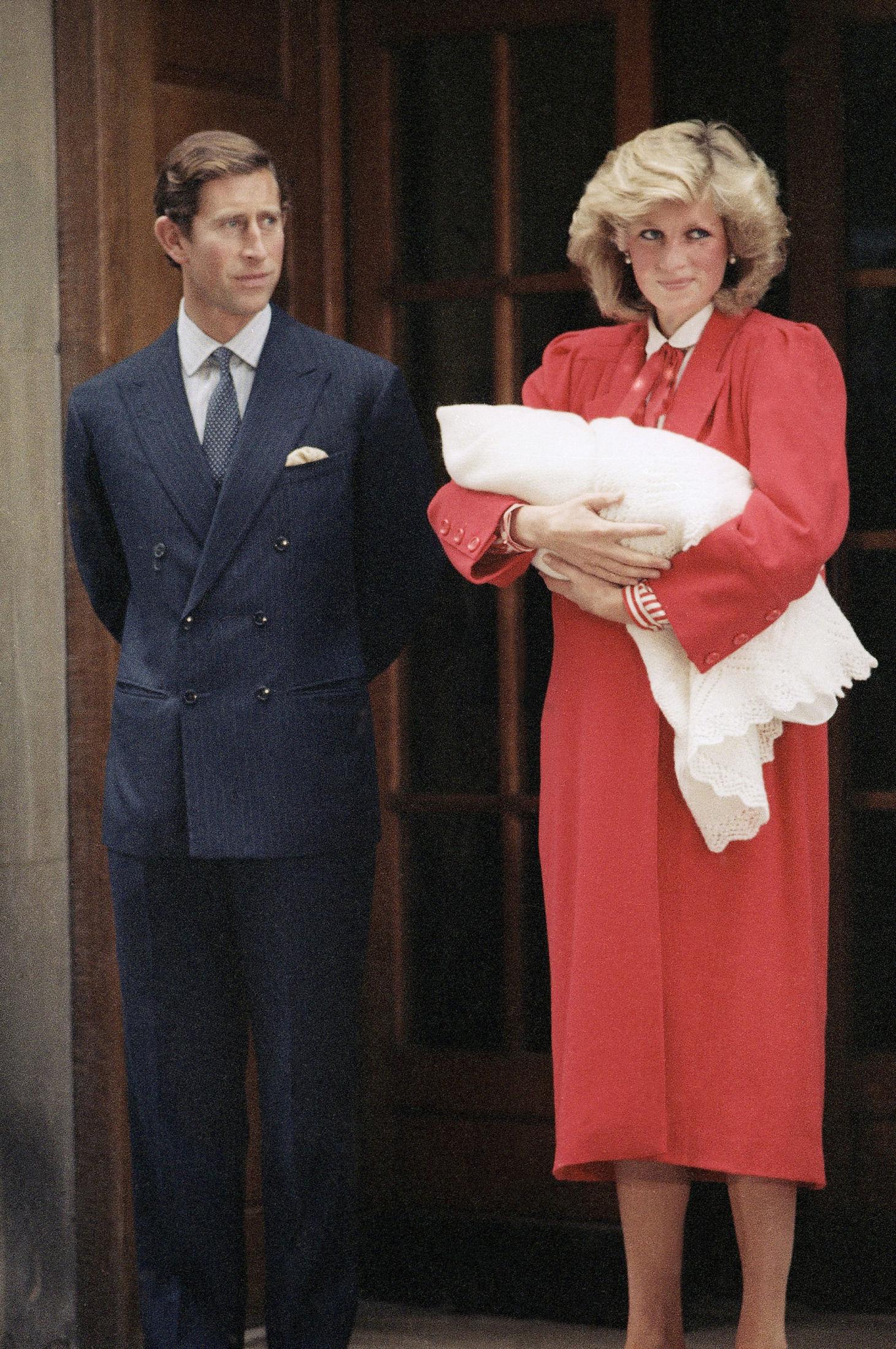 HARRY KOM TIL VERDEN: Prinsesse Diana og Prins Charles viste fram lille Harry på sykehustrappene. Diana hadde på seg en rød kjole med hvit skjorte under. Foto: AP