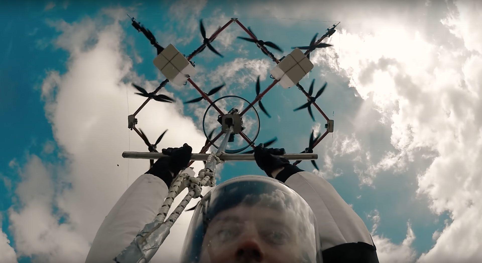Her utfører han verdens første fallskjermhopp fra en drone