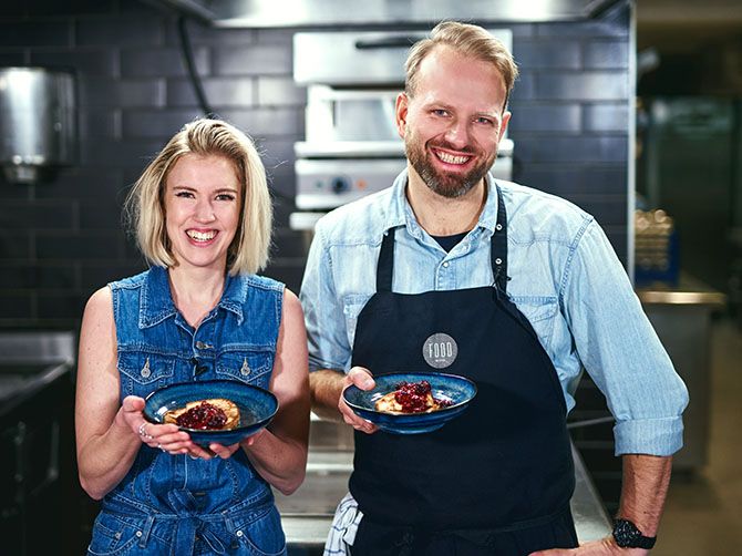 Forskaren och kocken. Victoria Voss och Tom Victor lagar hållbart i köket.