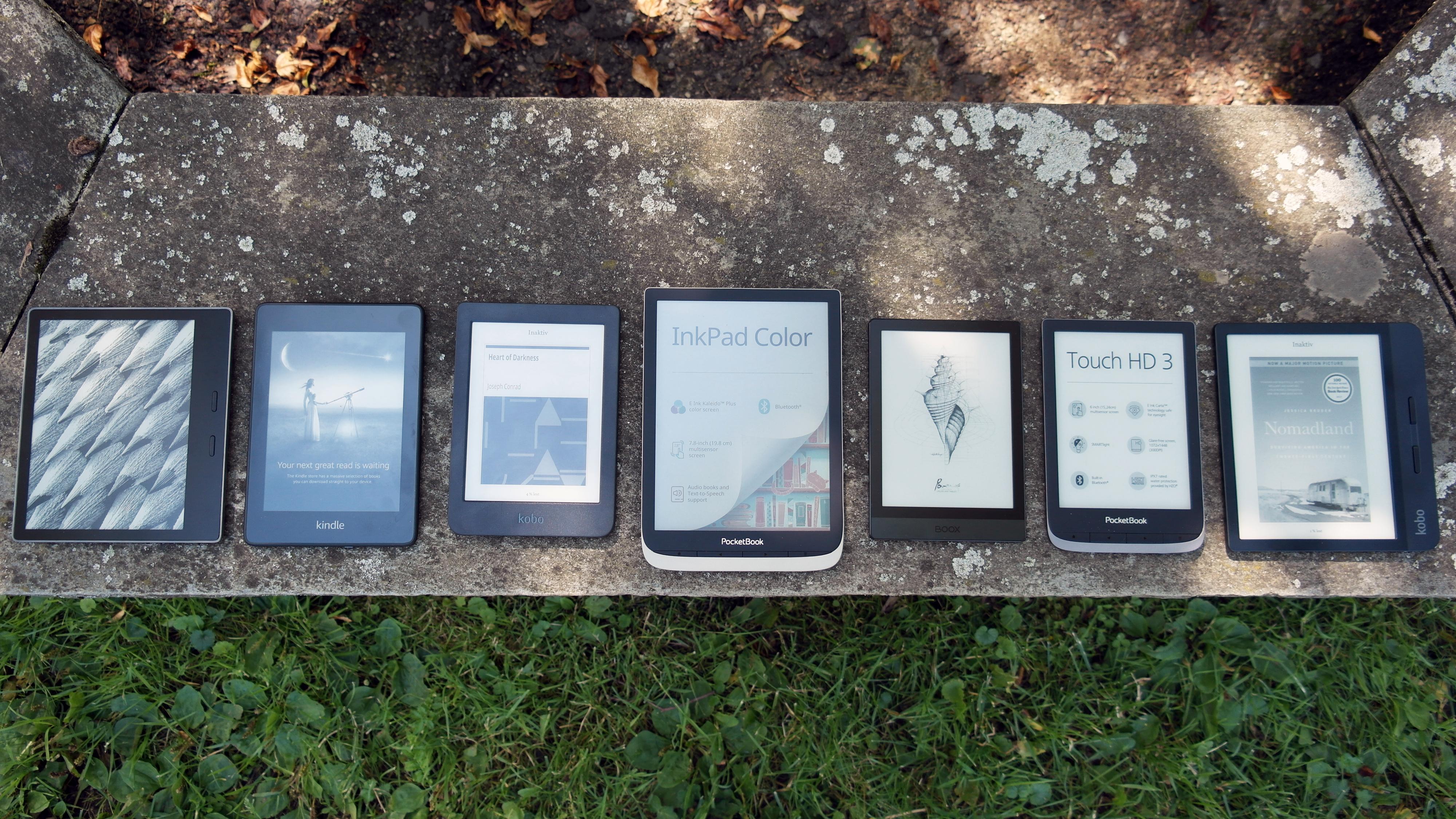 Dette er et utvalg av lesebrettene vi har testet: Fra venstre: Kindle Oasis 3, Kindle Paperwhite 3, Kobo Nia, Pocketbook Inkpad Color, Onyx Boox Poke 3, Pocketbook Touch HD3 og Kobo Libra H20
