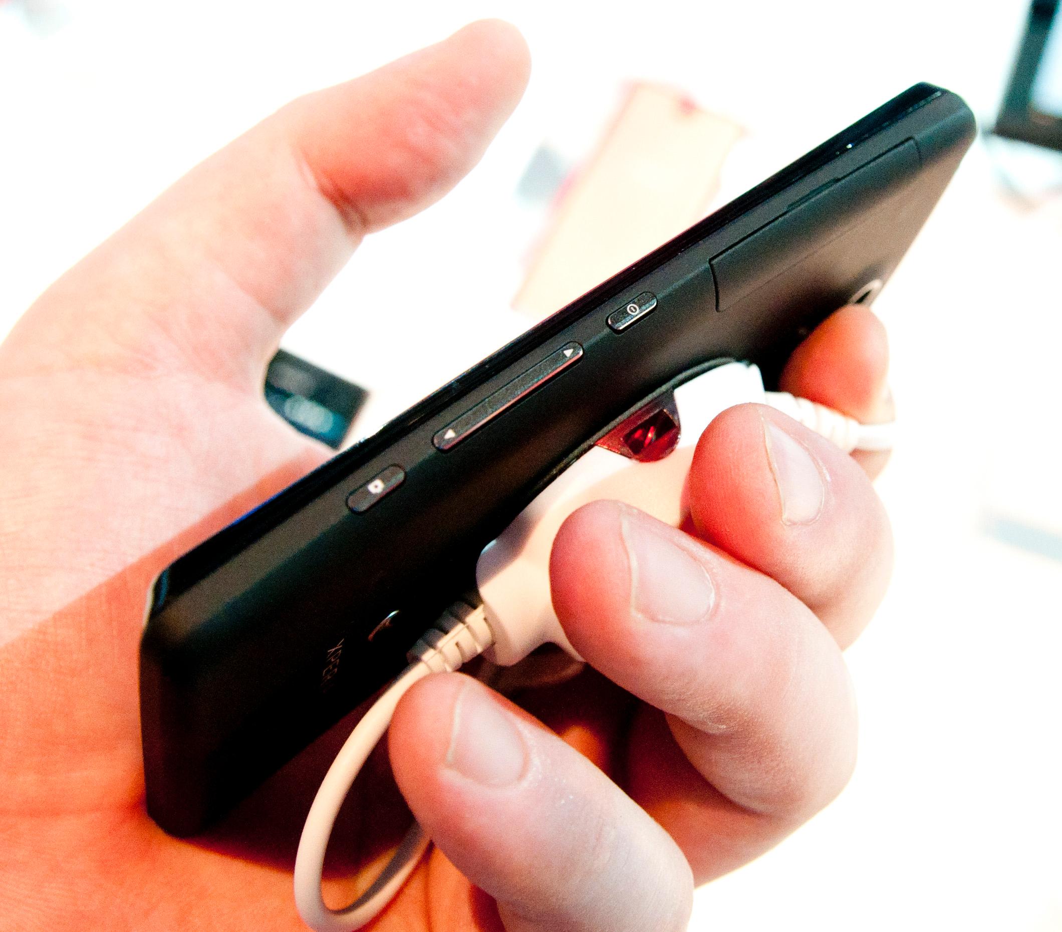 Sony har valgt en utradisjonell plassering av de fysiske knappene på Xperia T.