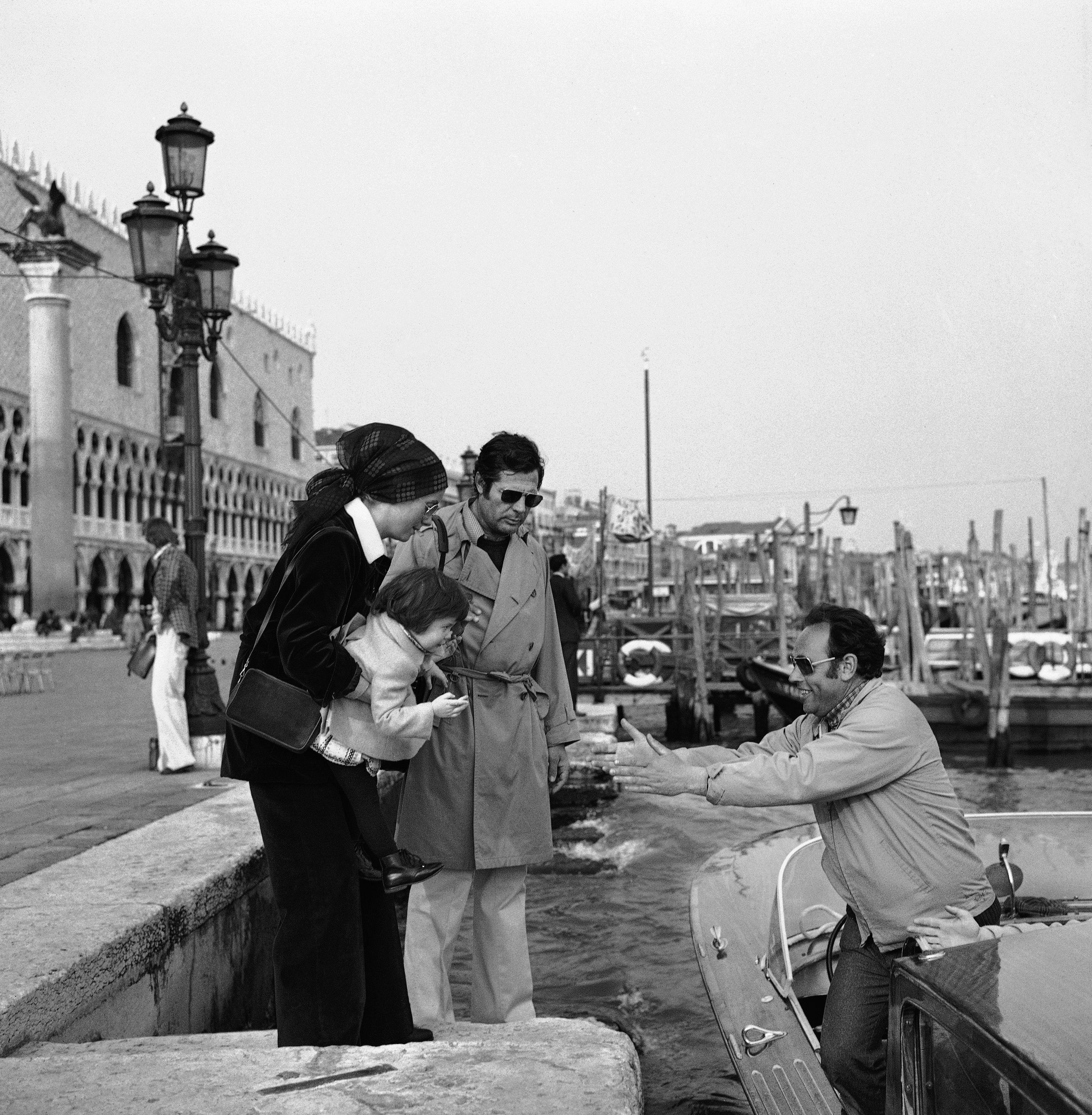 Skuespiller Catherine Deneuve, datteren Chiara Mastroianni, og Marcello Mastroianni i Venezia 1974. 