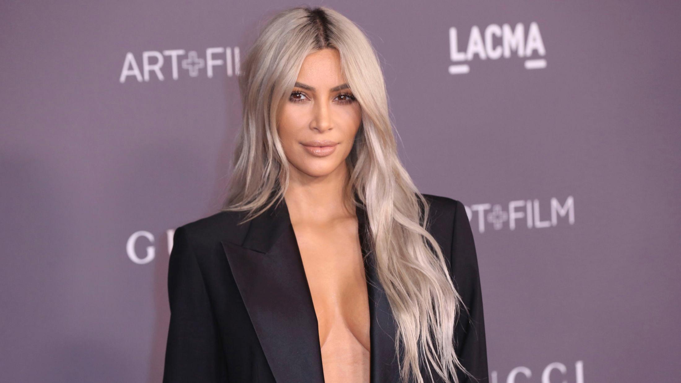 LANSERER GLITTER: Kim Kardashian West er kledd i kun glitter for å selge sin nye sminkekolleksjon. Foto: Willy Sanjuan/AP