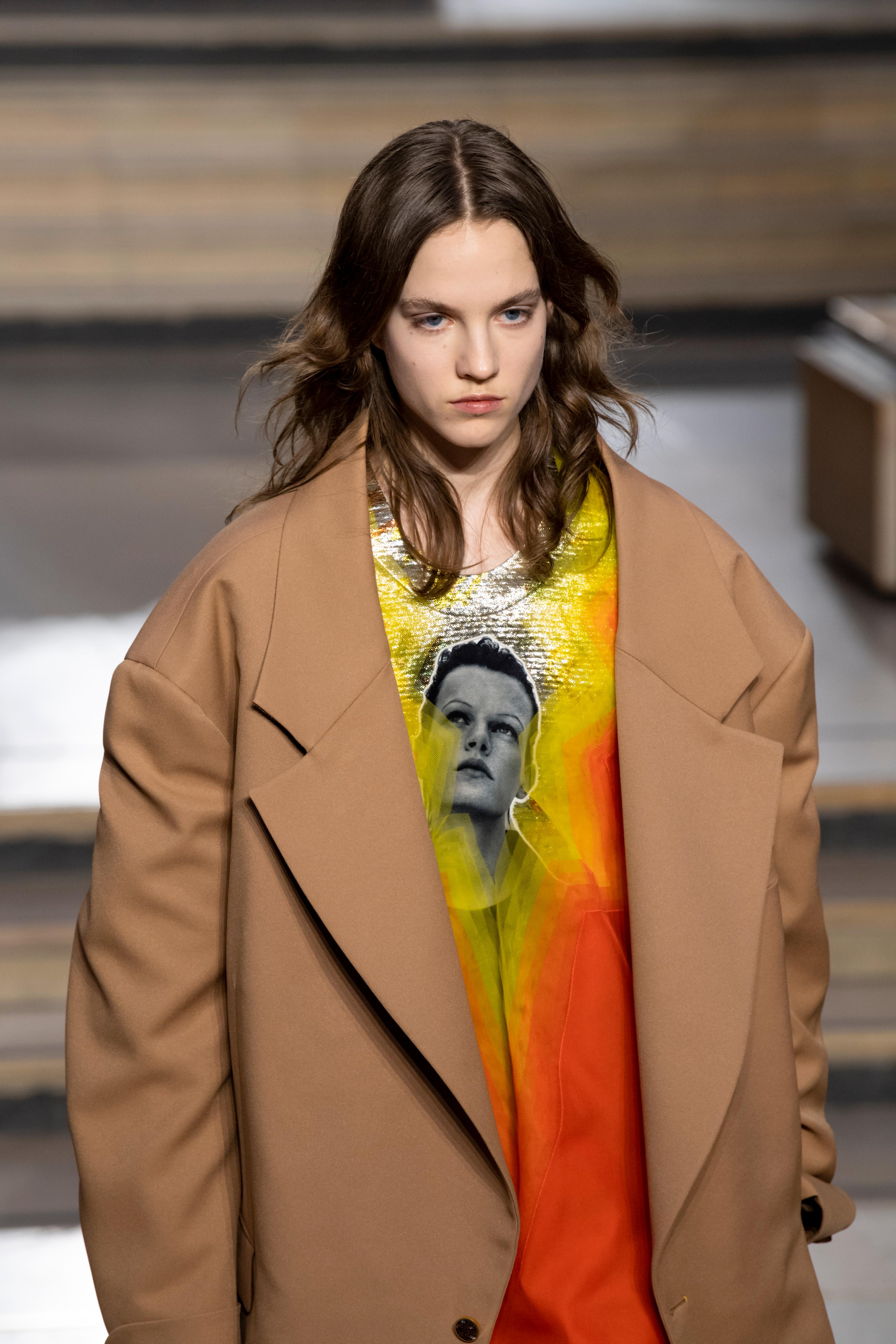 LUKSUS PÅ CATWALKEN: Louis Vuitton var blant merkene som viste oversizede jakker på sin catwalk for høsten og vinteren. 