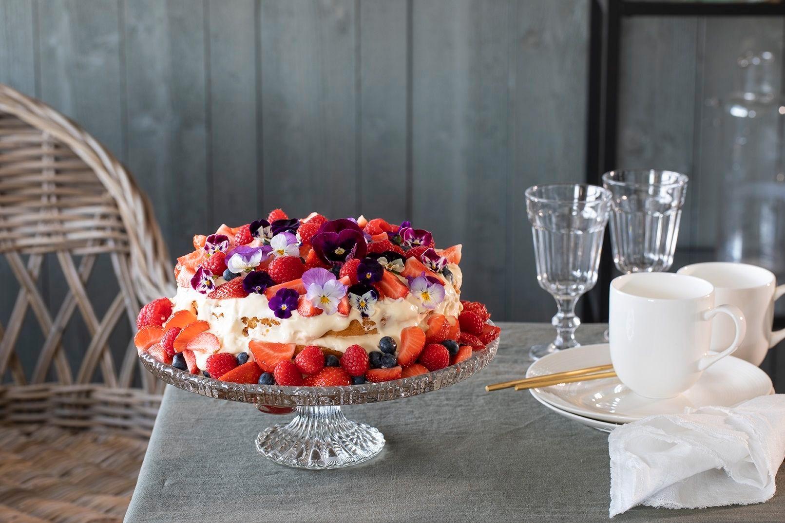 DEKORATIVT: Et tips er å pynte sommerens kaker med spiselige blomster - enkelt og lekkert. Her er det brukt viola. Foto: Mester Grønn