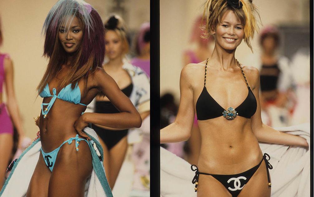 DEN GANG DA: Slik så Chanel-bikinien ut da Naomi Campbell og Claudia Schiffer brukte den på catwalken i 1994. Foto: Getty Images.
