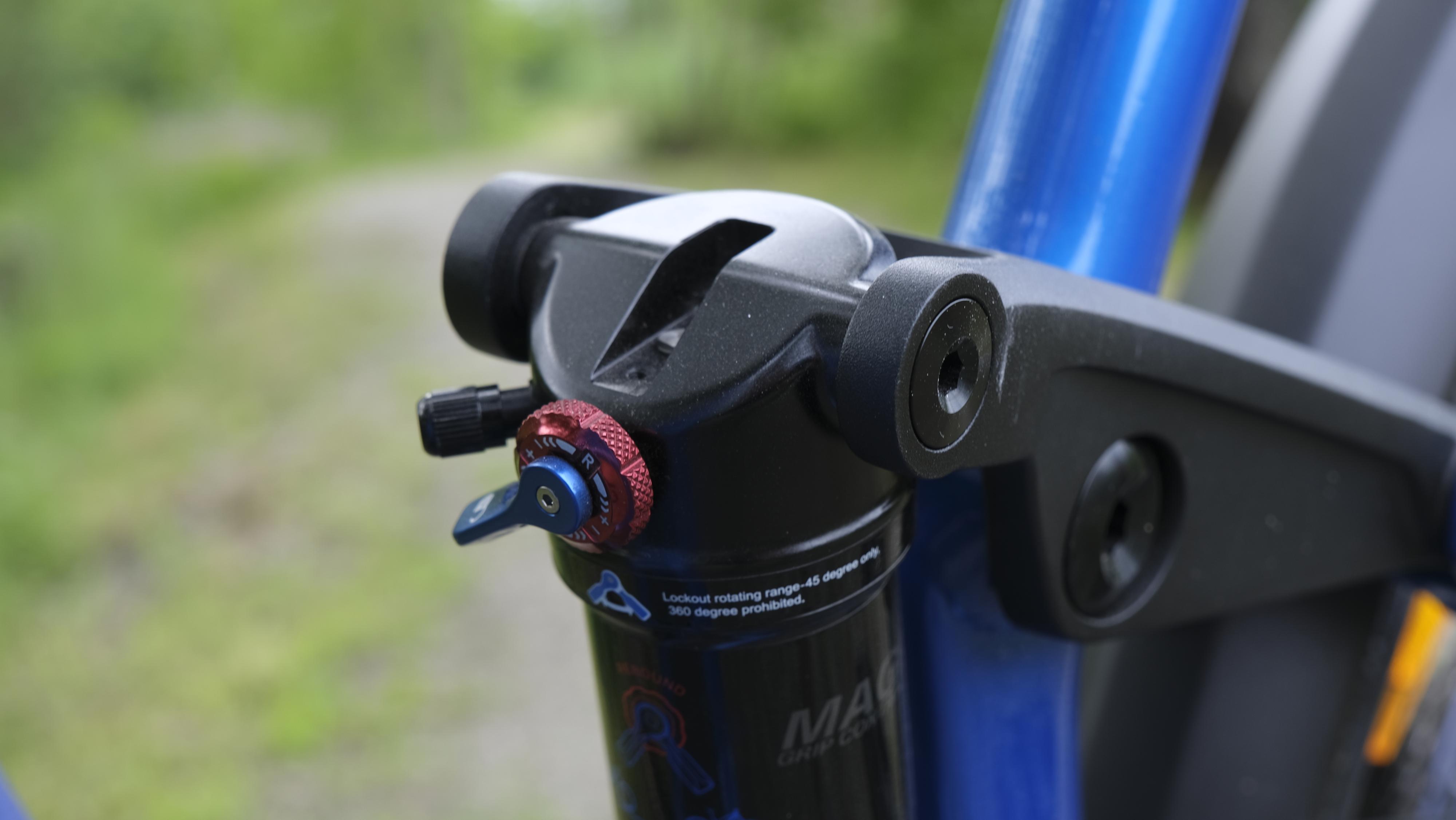 Bakdemperen reguleres med luft, og har i tillegg lockout om du vil ha en stiv bakende på sykkelen. 